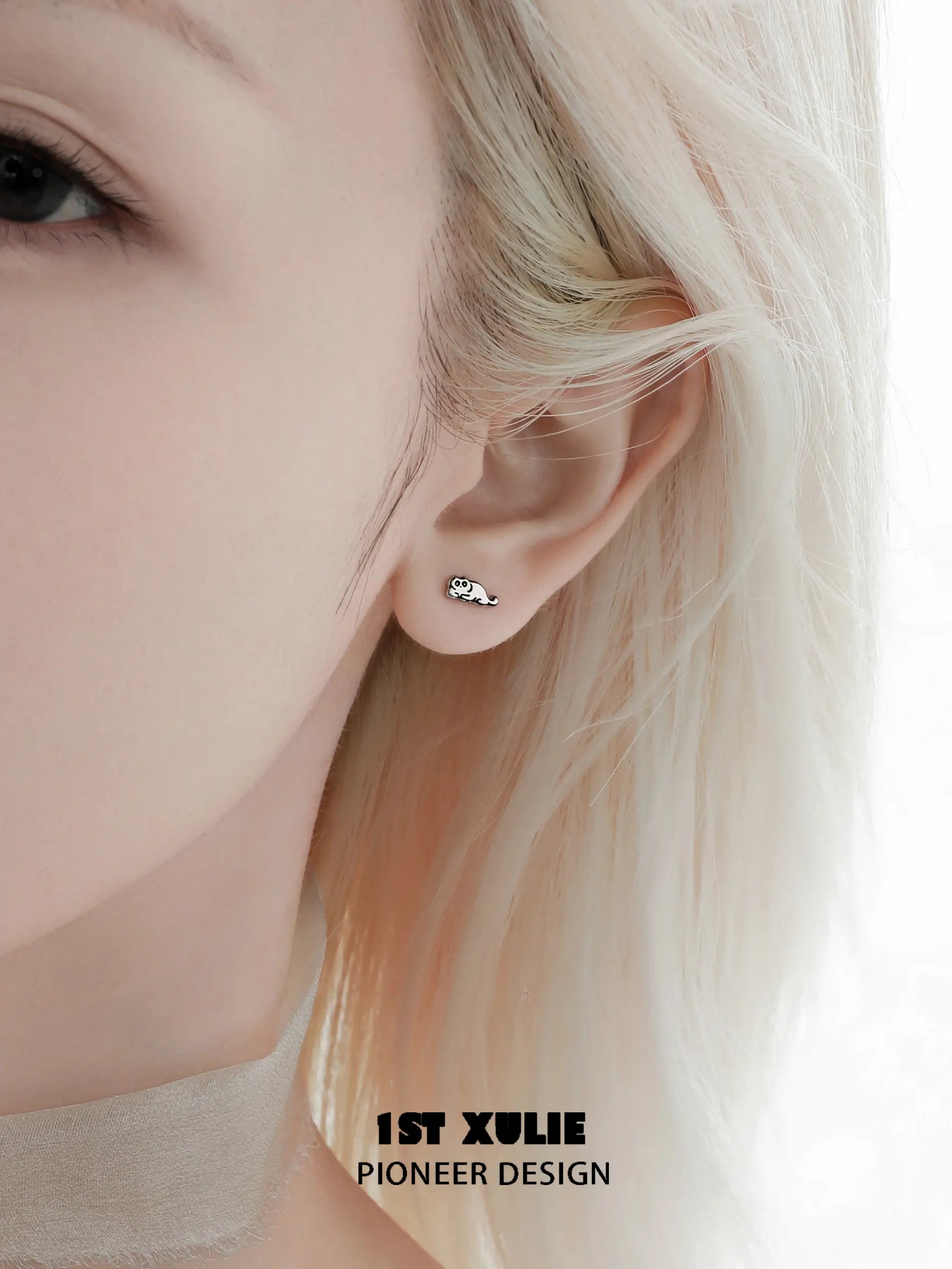 1ST XULIE "Cat's Gaze" Asymmetrical Human and Cat Stud Earrings in 925 Sterling Silver - Detail Shot 1ST XULIE "Cat's Gaze" Asymmetrical Human and Cat Stud Earrings in 925 Sterling Silver - Detail Shot