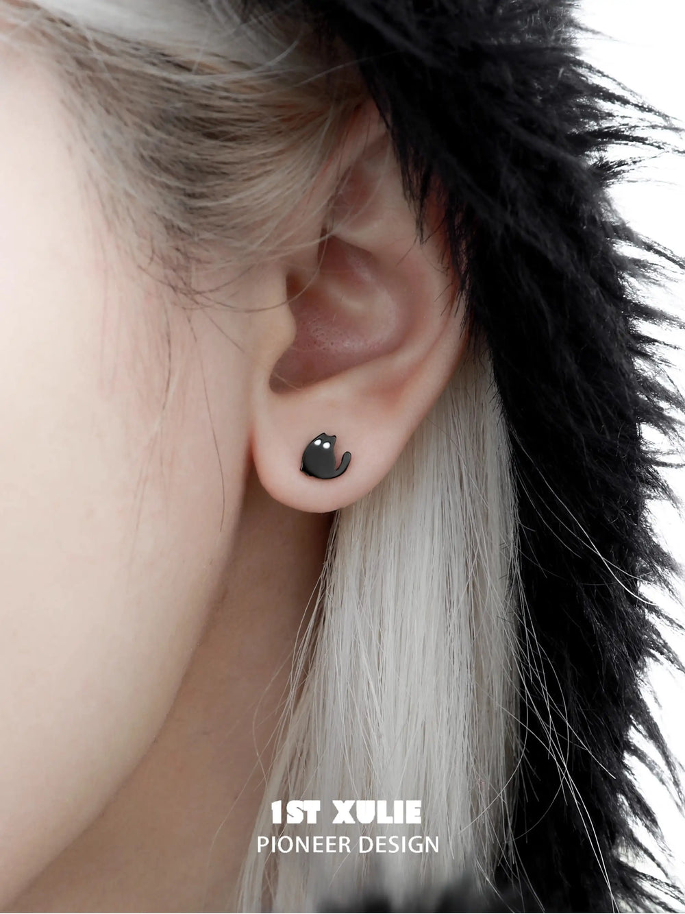 1ST XULIE "Ghosts Cat" Black Cat Stud Earrings in 925 Sterling Silver - Detail Shot