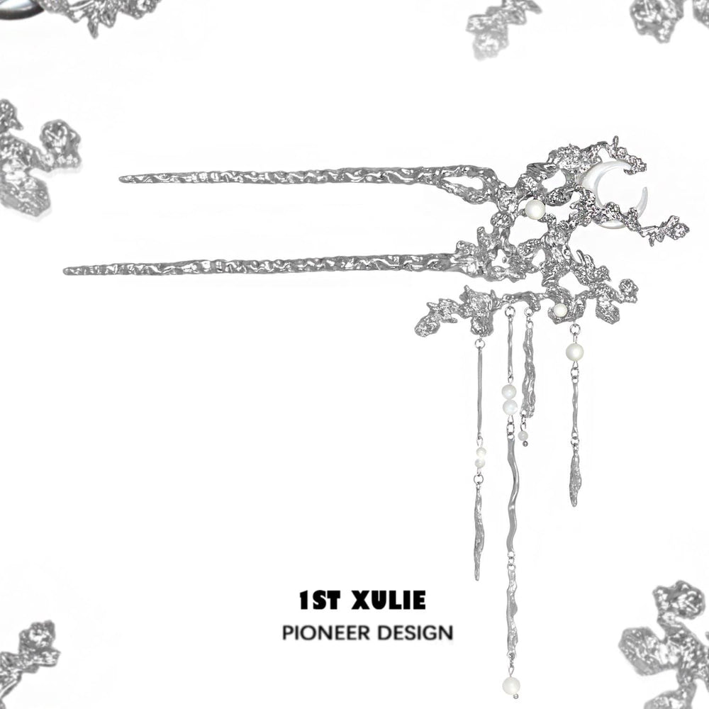 1ST XULIE "MYTH OF THE MOON" Celestial Black Moon Shell Tassel Hairpin in Platinum Plated - Detail Shot
