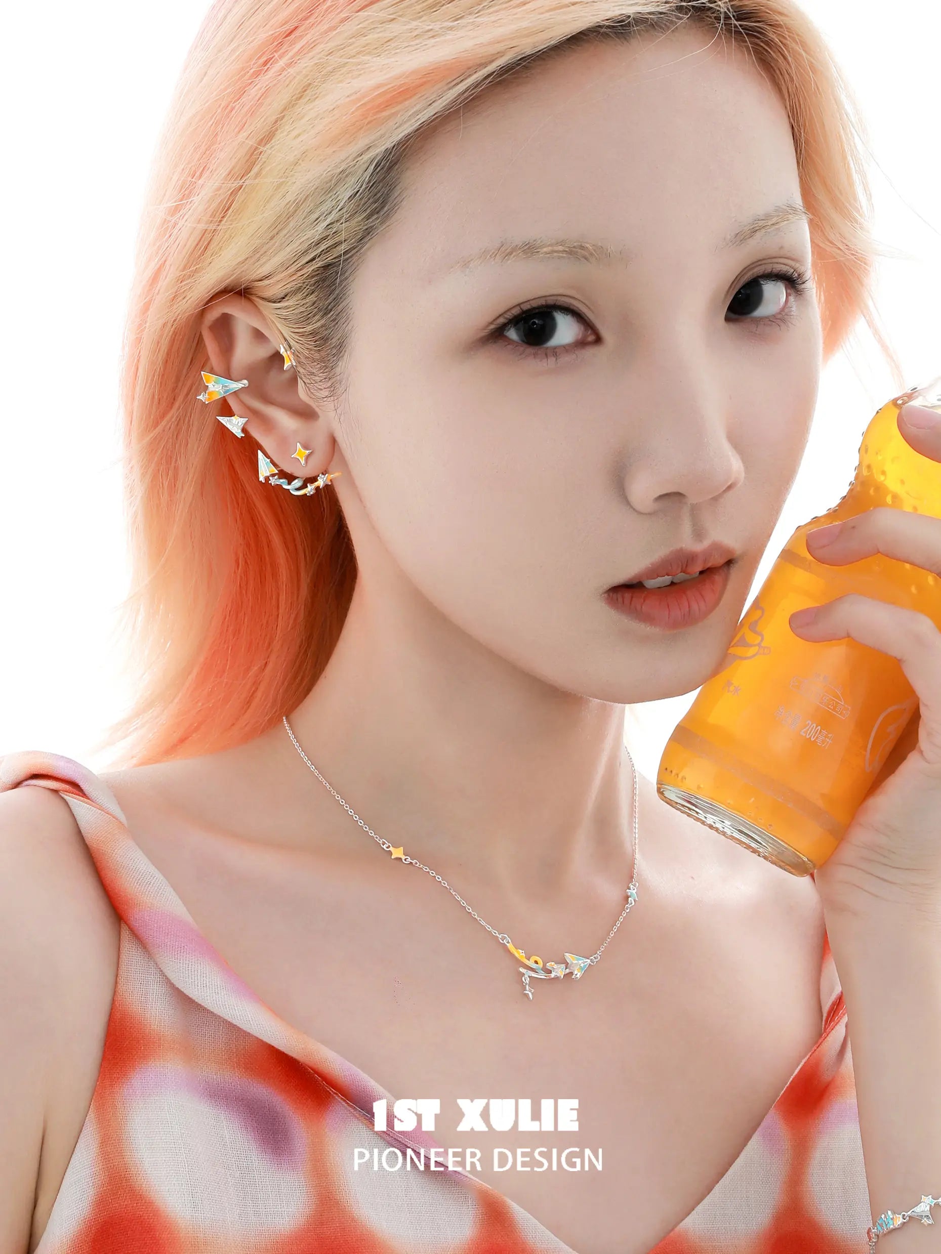 1ST XULIE "Juicy Flight" Dainty Celestial Paper Airplane & Star Pendant Necklace in 925 Sterling Silver - Detail Shot 1ST XULIE "Juicy Flight" Dainty Celestial Paper Airplane & Star Pendant Necklace in 925 Sterling Silver - Detail Shot