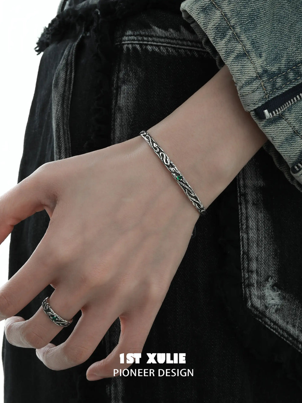 1ST XULIE "Snake Bite" Crystal Bangle Bracelet in 925 Sterling Silver - Texture Detail