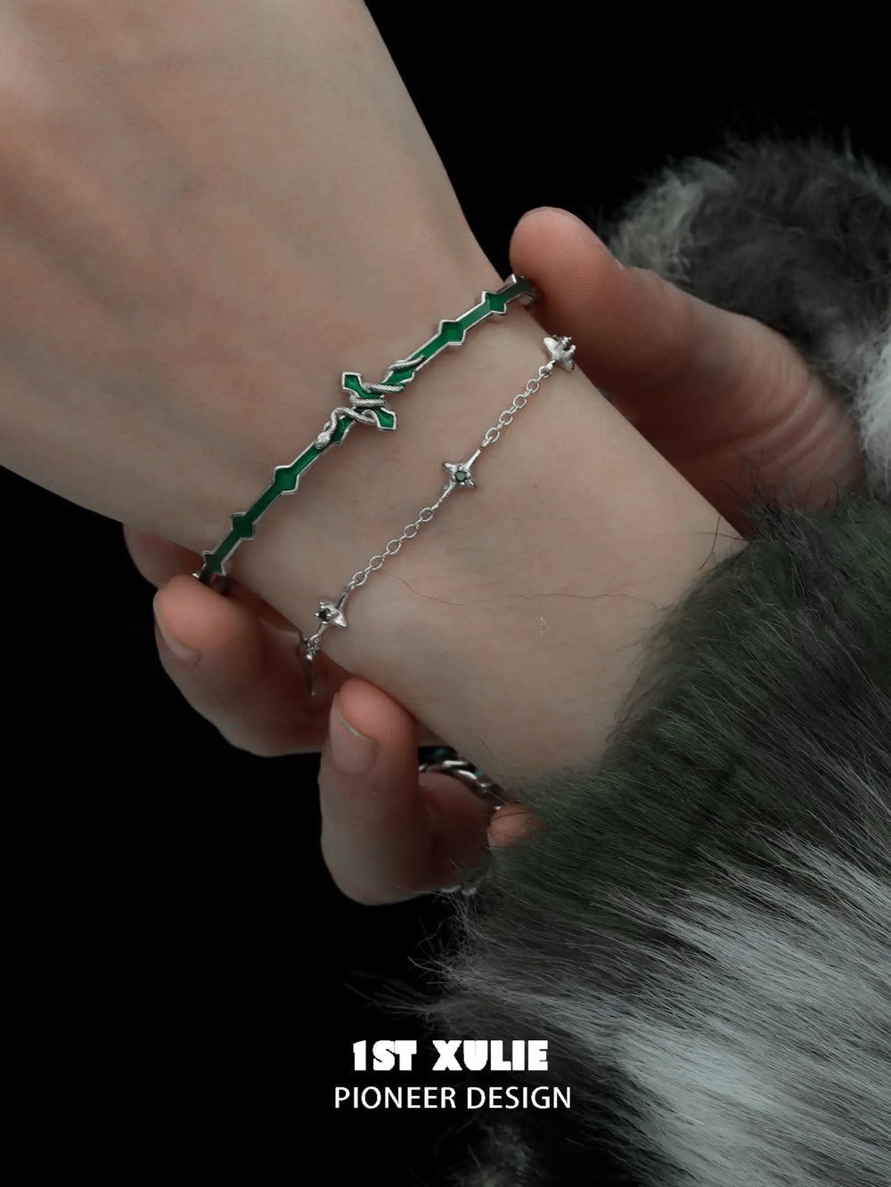 1ST XULIE "Snake Bite" Double-Layer Snake Bangle in Platinum Plated - Detail Shot
