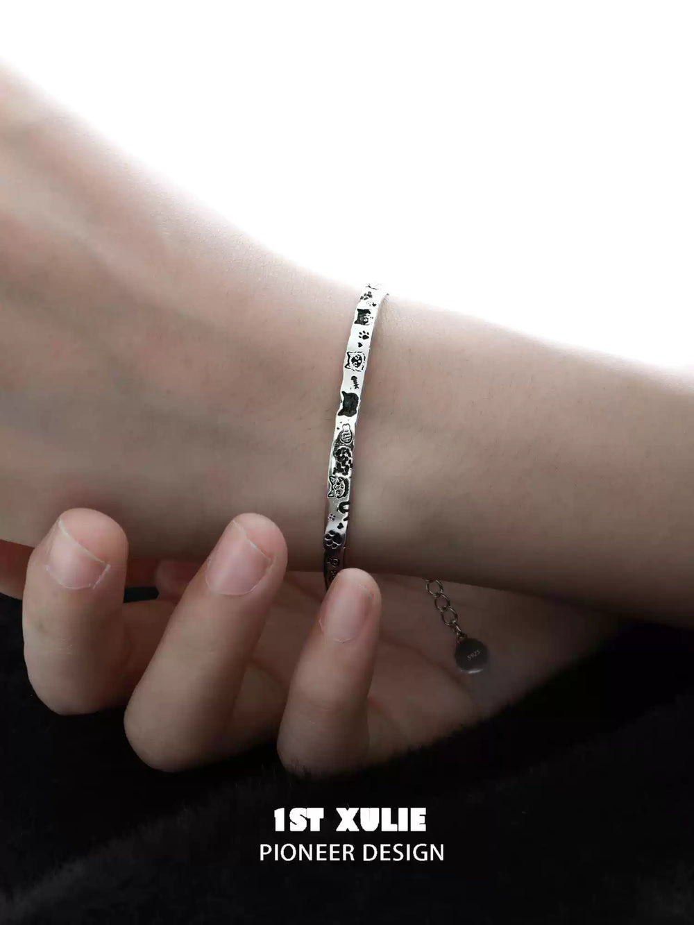 1ST XULIE "Graffiti Kitten" Graffiti Kitten Bracelet in 925 Sterling Silver - Detail Shot