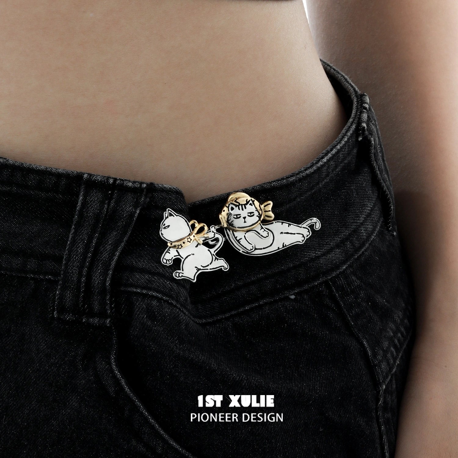 1ST XULIE "Graffiti" Kitten Lazy Cat Brooch in Platinum Plated Brass - Side View 1ST XULIE "Graffiti" Kitten Lazy Cat Brooch in Platinum Plated Brass - Side View