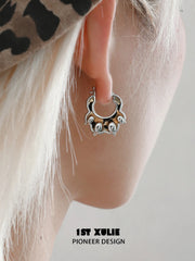 1ST XULIE Jewelry "LEOPARD CAT" Leopard Cat Paw Huggie Hoop Earrings in Platinum Plated - Texture Detail