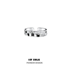 1ST XULIE "Checkerboard" Minimalist Checkerboard Band Ring in 925 Sterling Silver - Detail Shot