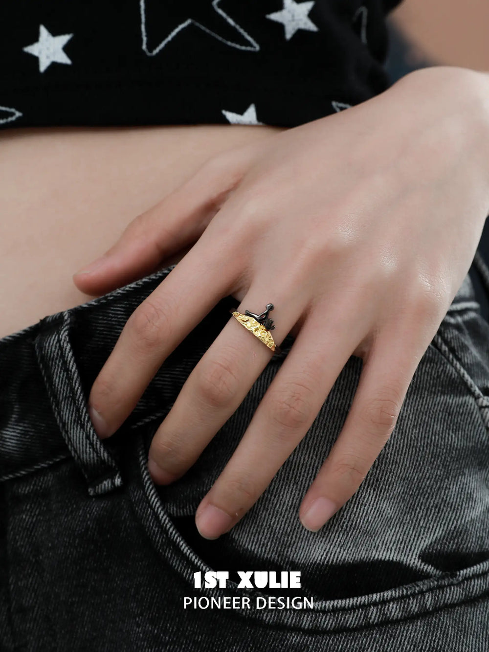 1ST XULIE "Cat's Gaze" Sculptural Cat Head Open Ring in 925 Sterling Silver - Detail Shot