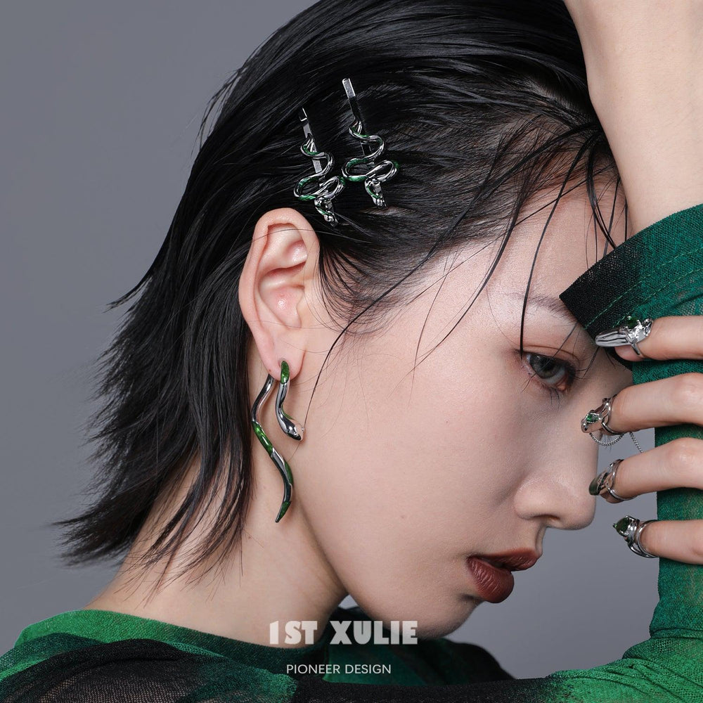 1ST XULIE "Slytherin House" Spirit Snake Hairpin in Platinum Plated - Detail Shot on Model