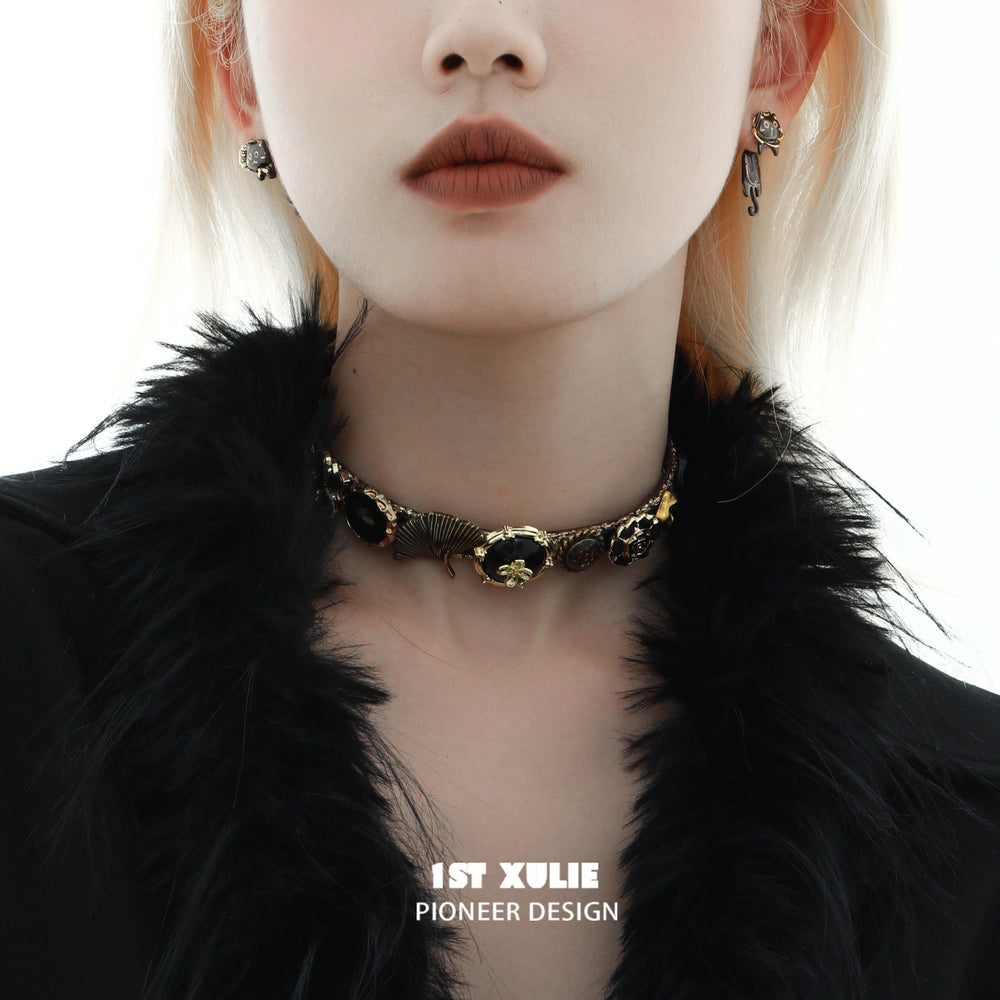 1ST XULIE "Lucky Cat" Vintage Button Choker in 18K Gold Plated Brass and Leather - Detail Shot
