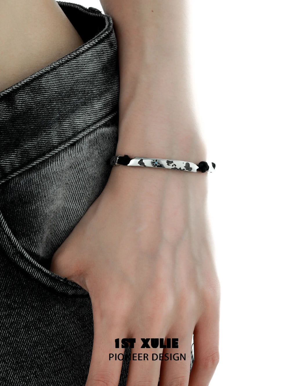 1ST XULIE "Mini World" World Map Charm Bracelet in 925 Sterling Silver - Detail Shot of Charm