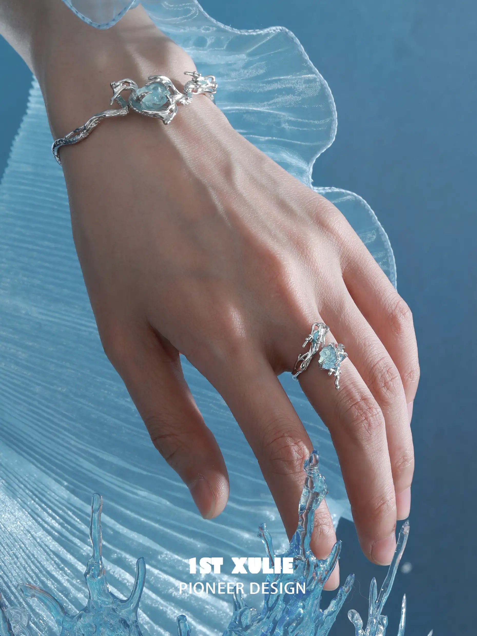 Loong-Ling Loong アクアマリン 18K プラチナメッキ 調節可能 オープンバングルブレスレット™ Loong-Ling Loong アクアマリン 18K プラチナメッキ 調節可能 オープンバングルブレスレット™