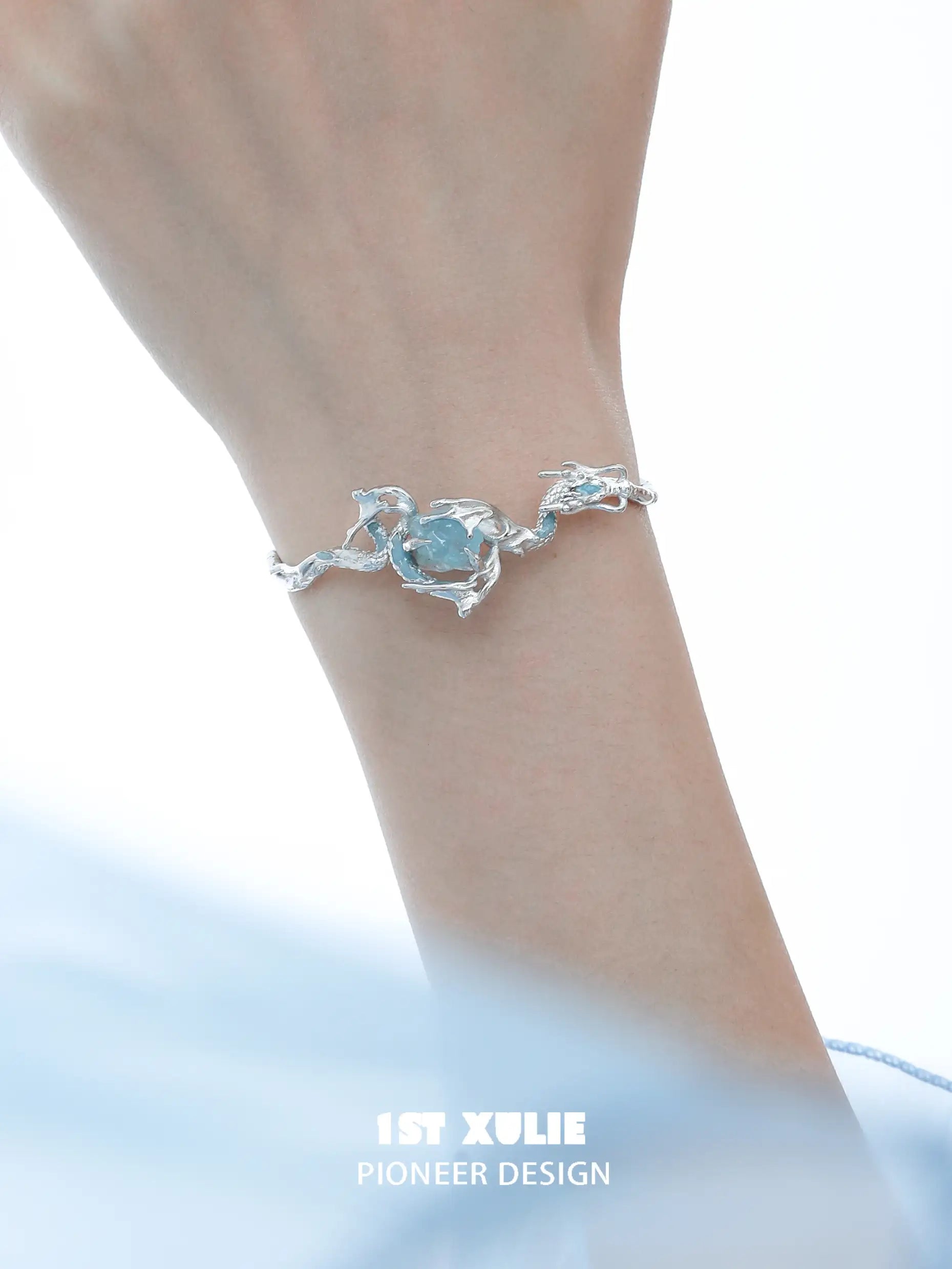 Loong-Ling Loong アクアマリン 18K プラチナメッキ 調節可能 オープンバングルブレスレット™ Loong-Ling Loong アクアマリン 18K プラチナメッキ 調節可能 オープンバングルブレスレット™