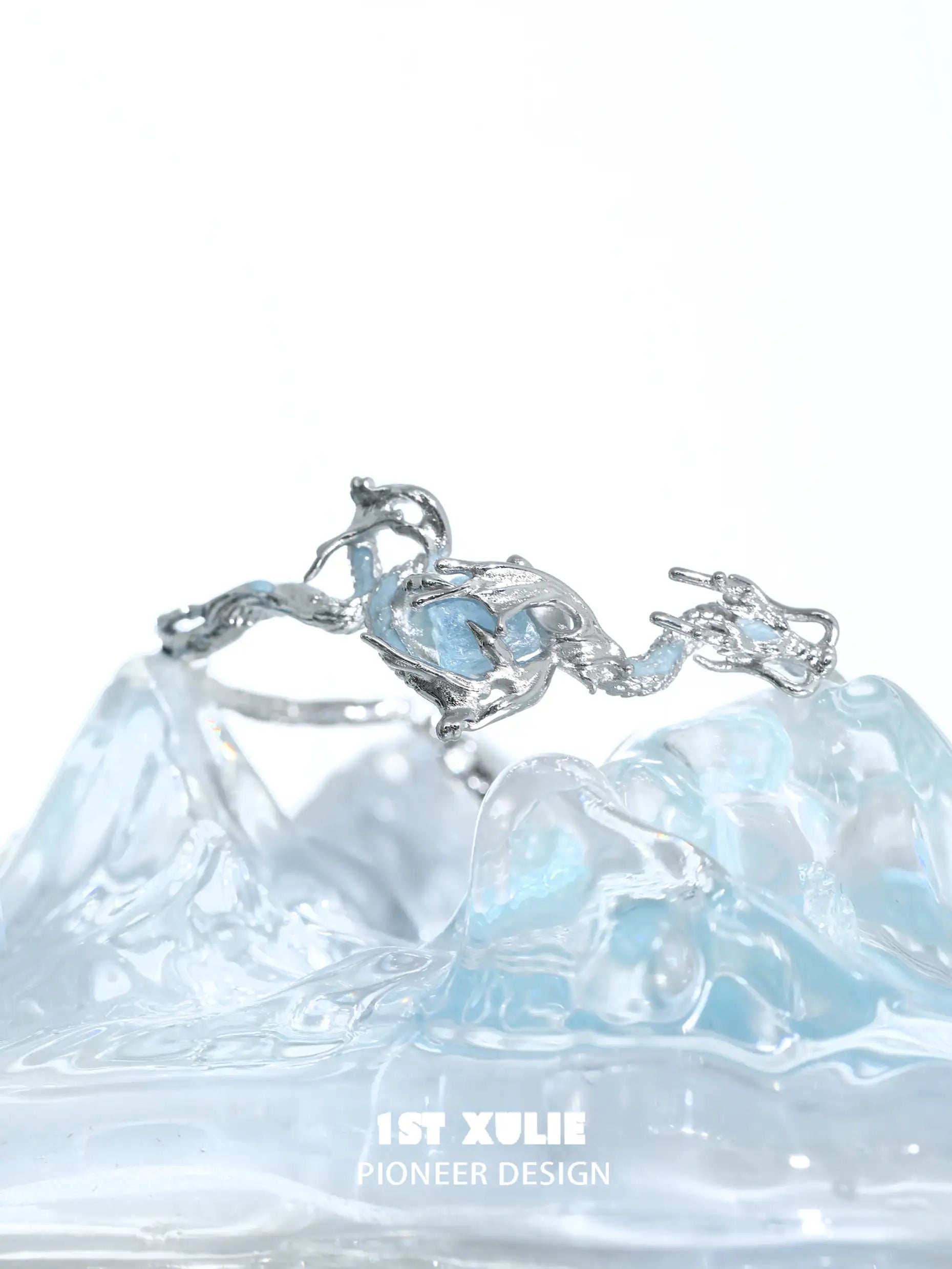 Loong-Ling Loong アクアマリン 18K プラチナメッキ 調節可能 オープンバングルブレスレット™ Loong-Ling Loong アクアマリン 18K プラチナメッキ 調節可能 オープンバングルブレスレット™