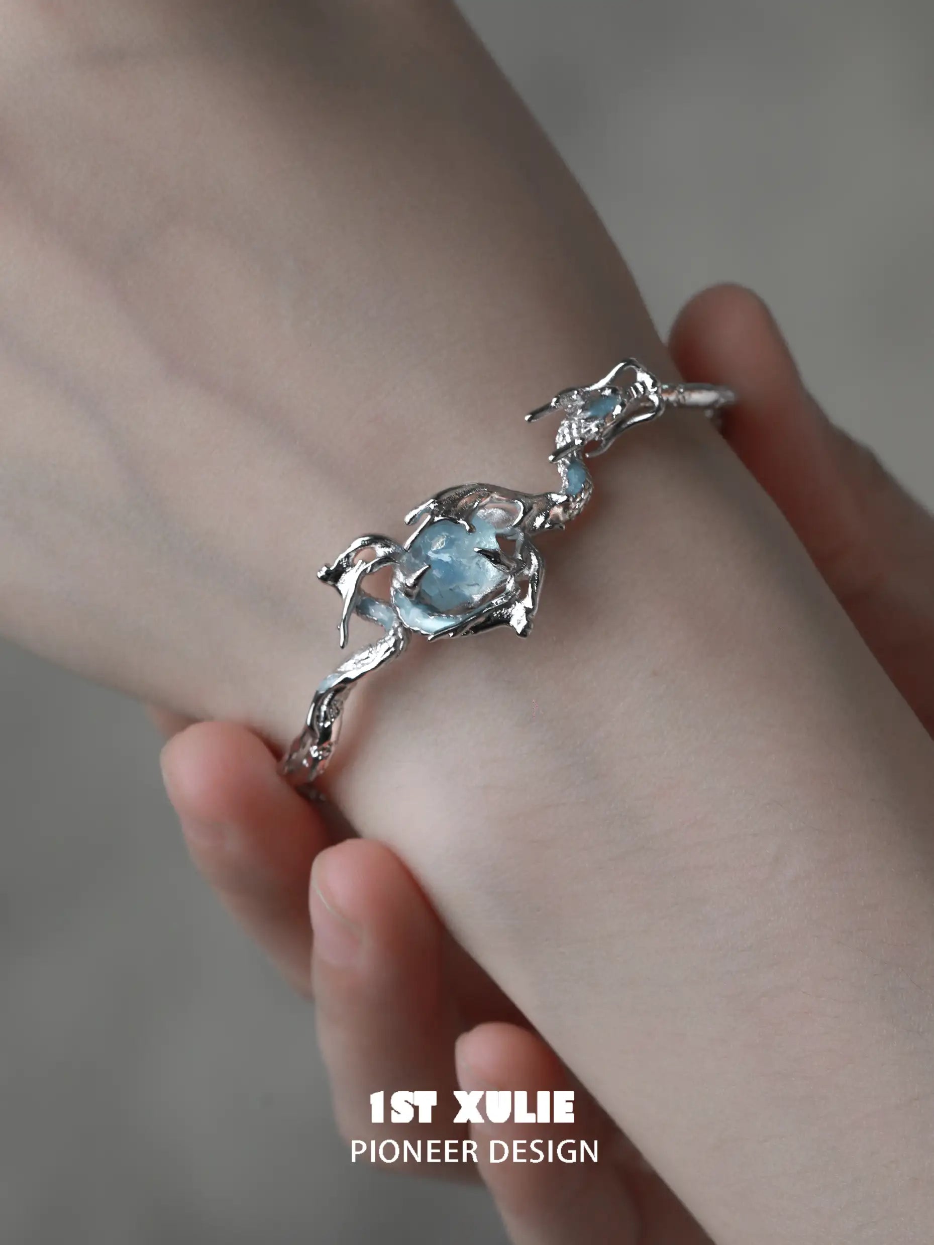 Loong-Ling Loong アクアマリン 18K プラチナメッキ 調節可能 オープンバングルブレスレット™ Loong-Ling Loong アクアマリン 18K プラチナメッキ 調節可能 オープンバングルブレスレット™