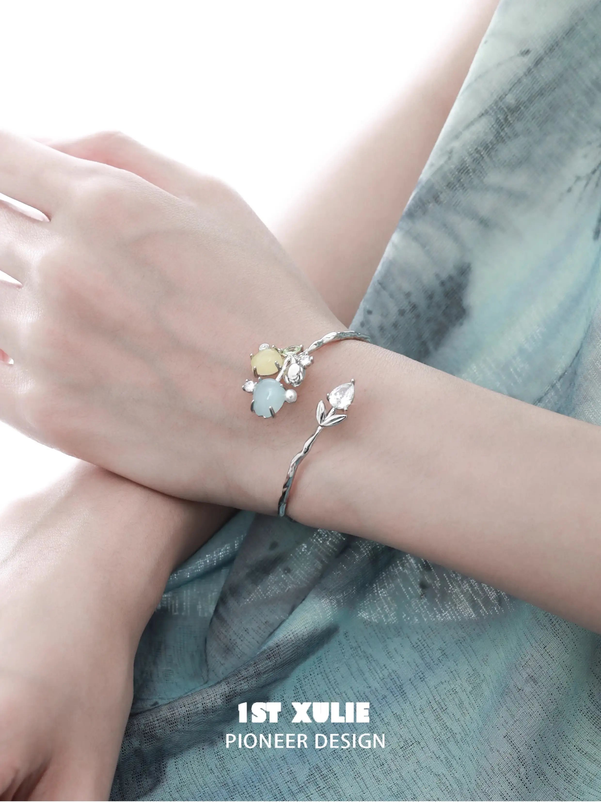 輝く18Kプラチナメッキパールチューリップブレスレットバングル™ 輝く18Kプラチナメッキパールチューリップブレスレットバングル™