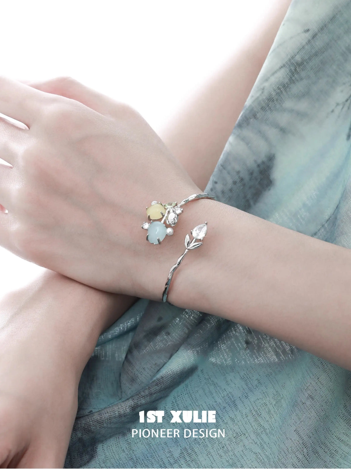 輝く18Kプラチナメッキパールチューリップブレスレットバングル™