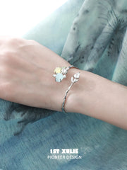 輝く18Kプラチナメッキパールチューリップブレスレットバングル™