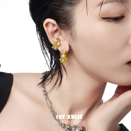 문스톤 18K 플래티넘 도금 24K 골드 도금 스파클링 코랄 이어 클립™