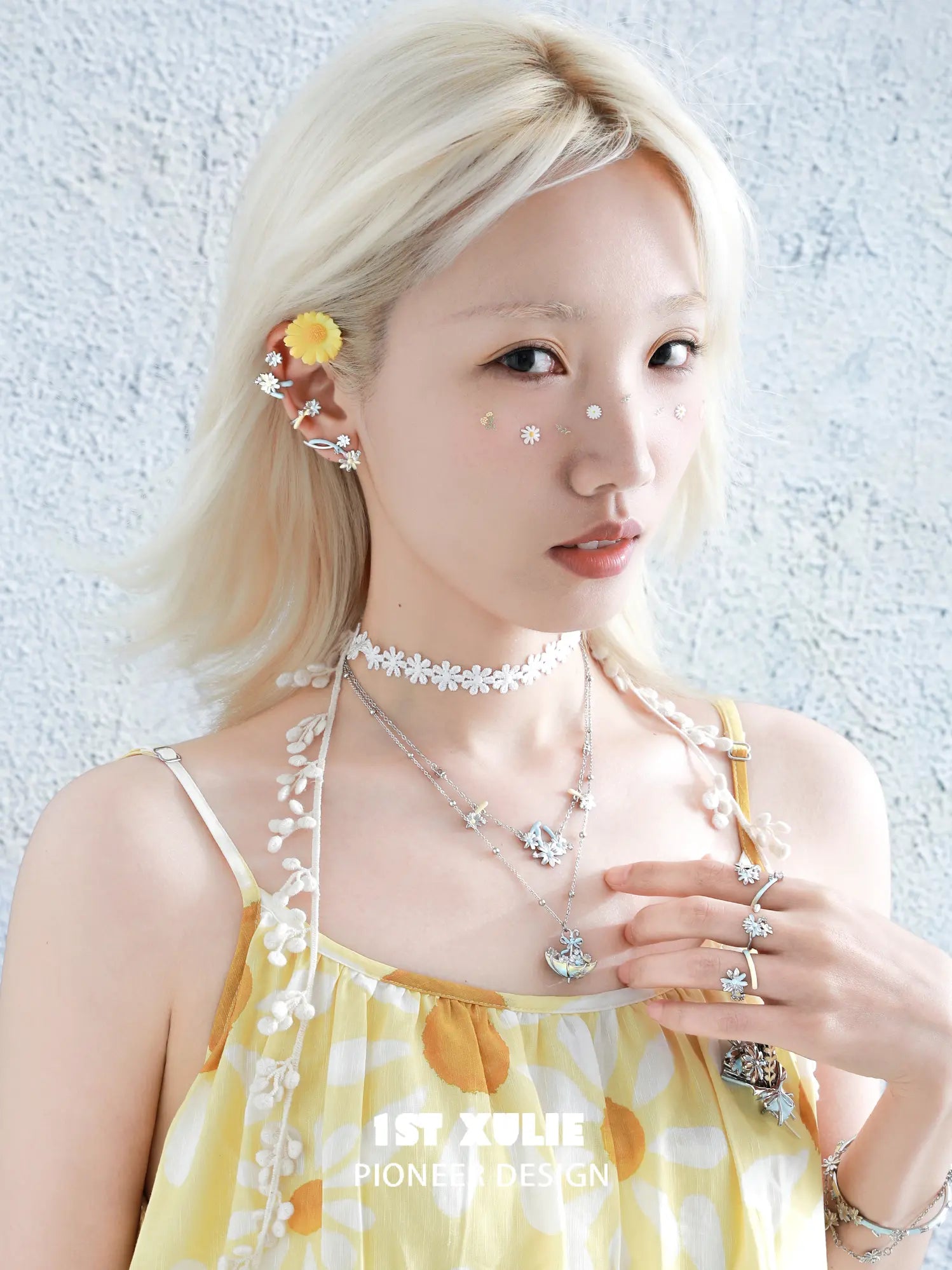 1ST XULIE Jewelry "DAISY" Enamel Daisy Double Layer Pendant Necklace in Platinum Plated - Texture Detail