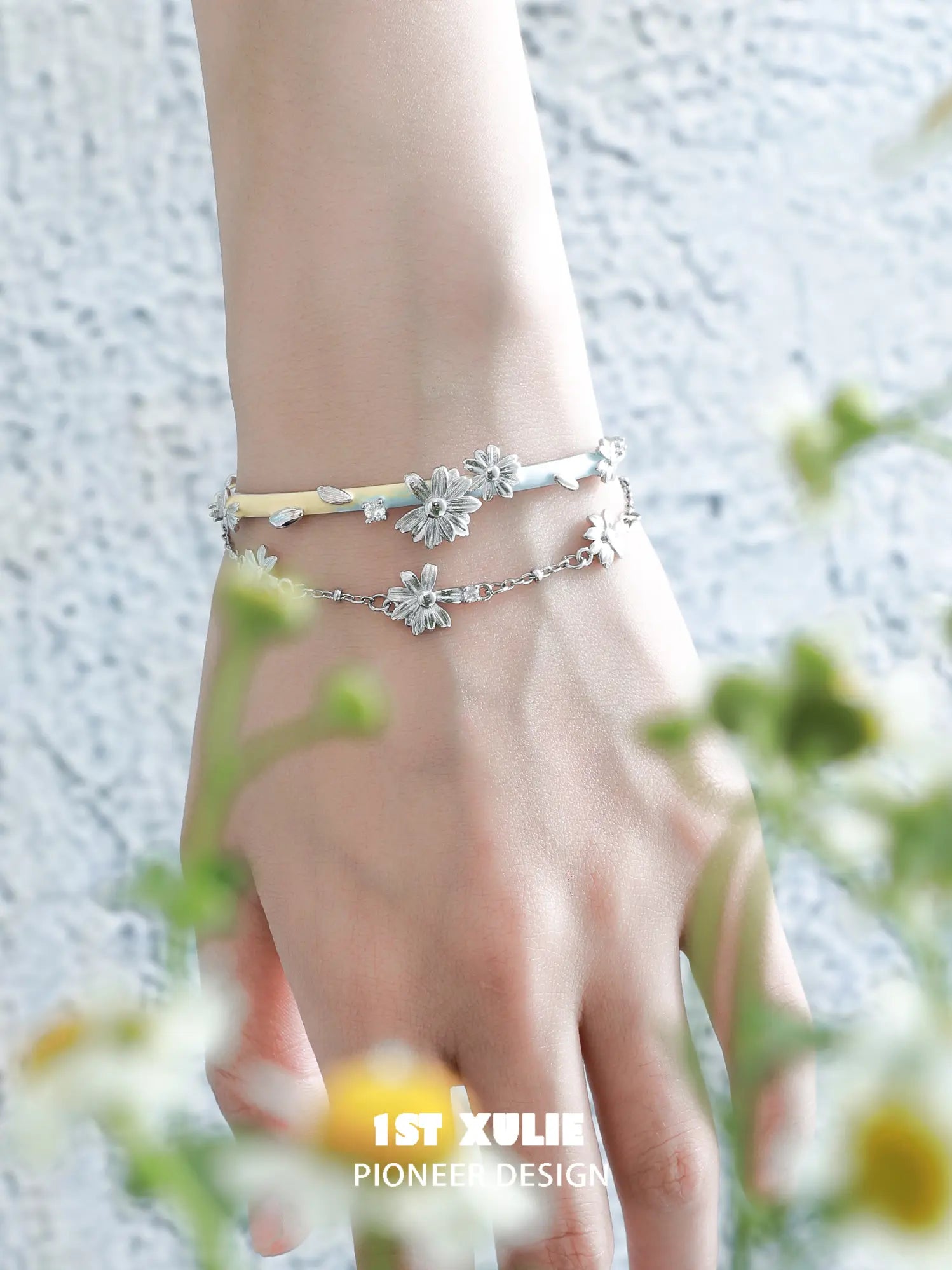 1ST XULIE Jewelry "DAISY" Enamel Gentle Daisy Bangle - Texture