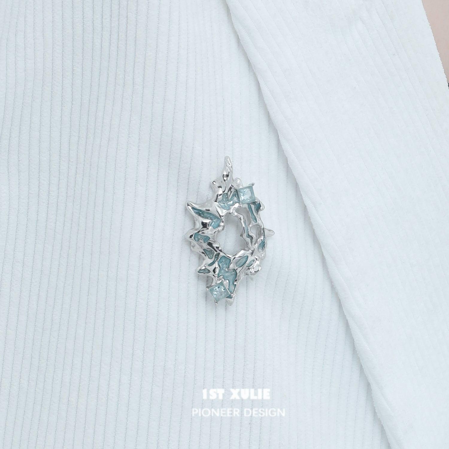 1ST XULIE "Frozen Serpent Girl" Intricate Serpent Queen Brooch in Platinum Plated - Detail Shot