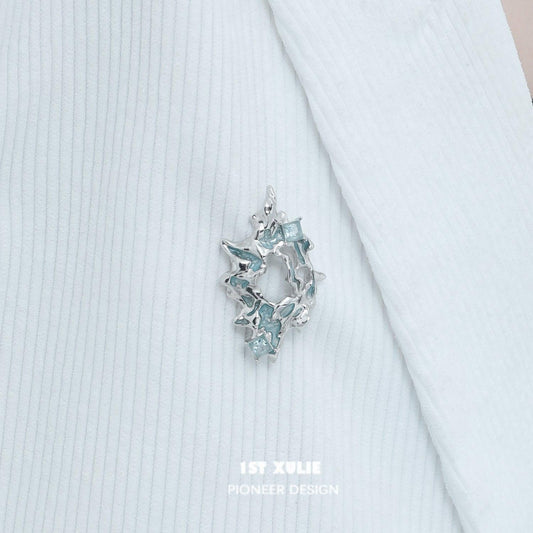 1ST XULIE "Frozen Serpent Girl" Intricate Serpent Queen Brooch in Platinum Plated - Detail Shot