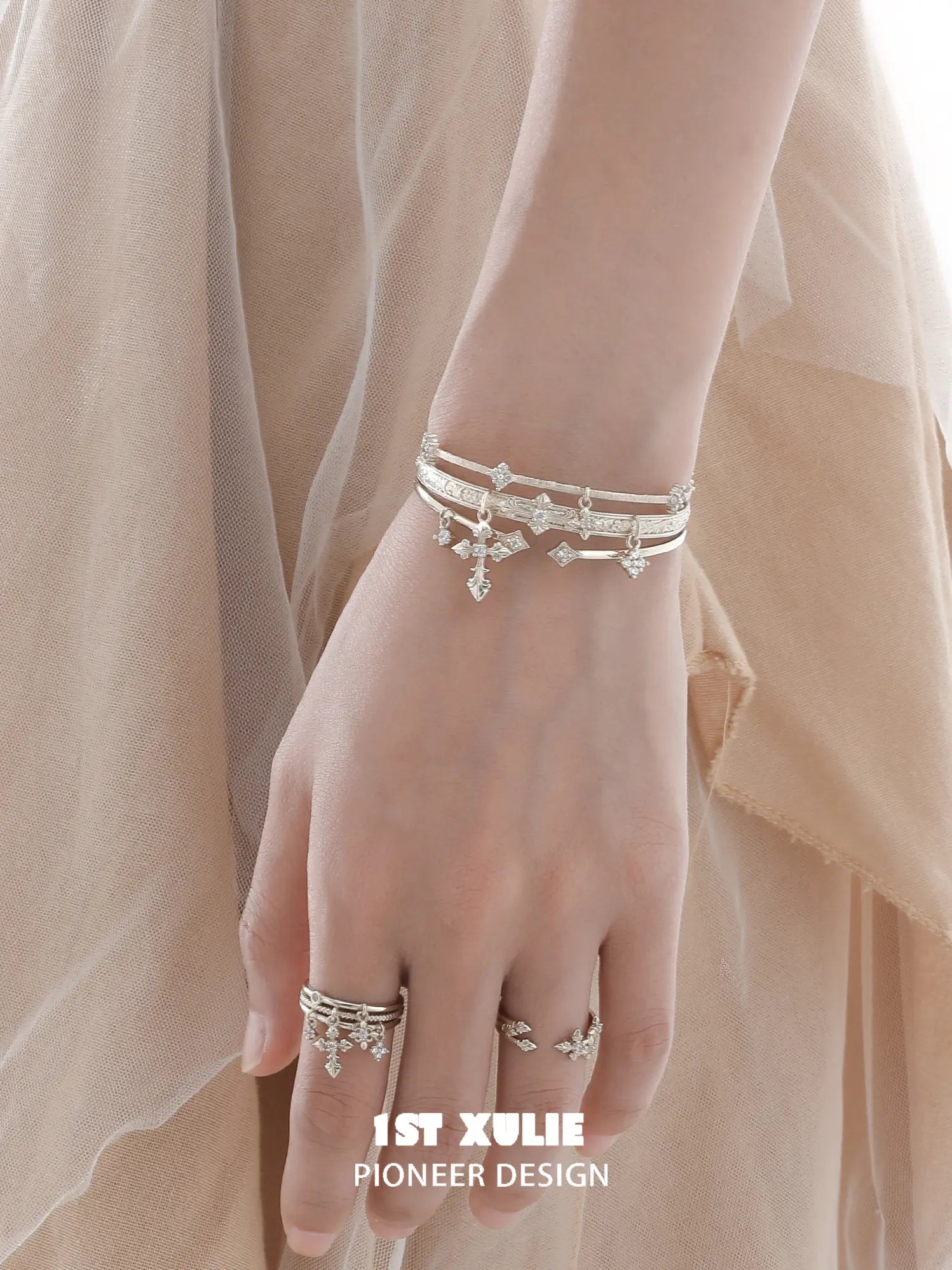 1ST XULIE Jewelry "Bastet" Elegant Statement Iris Adjustable Ring in 18K Gold Plated - Detail Shot