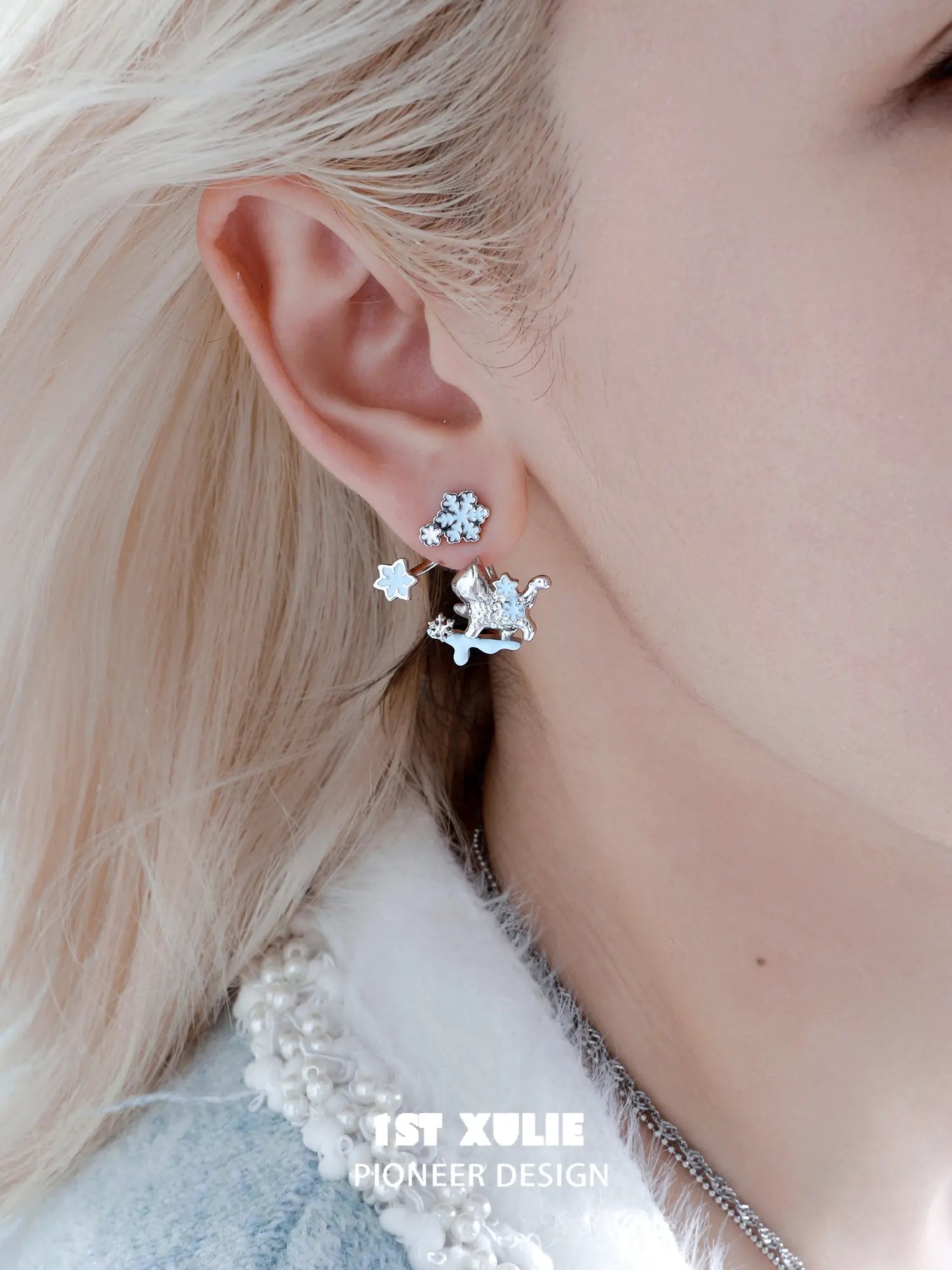 1ST XULIE Jewelry "Snowy Cuties" Snow Kitten Stud Fan Earrings in Platinum Plated - Detail Shot
