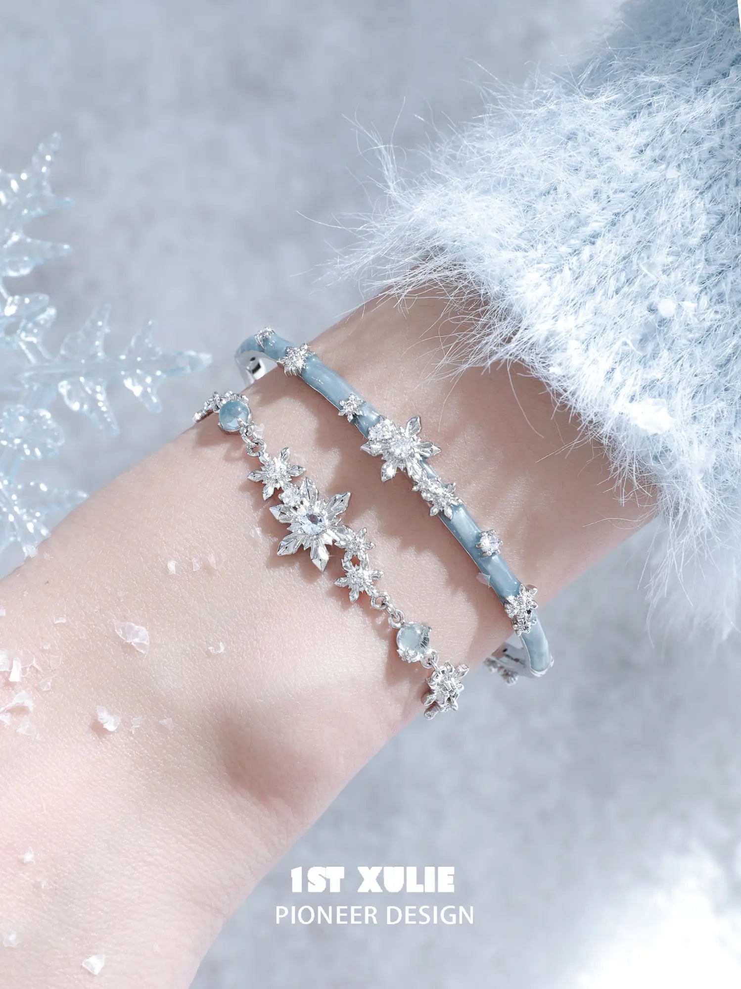 1ST XULIE "Snow Land" Snowflake Charm Bracelet in Platinum Plated - Texture Detail