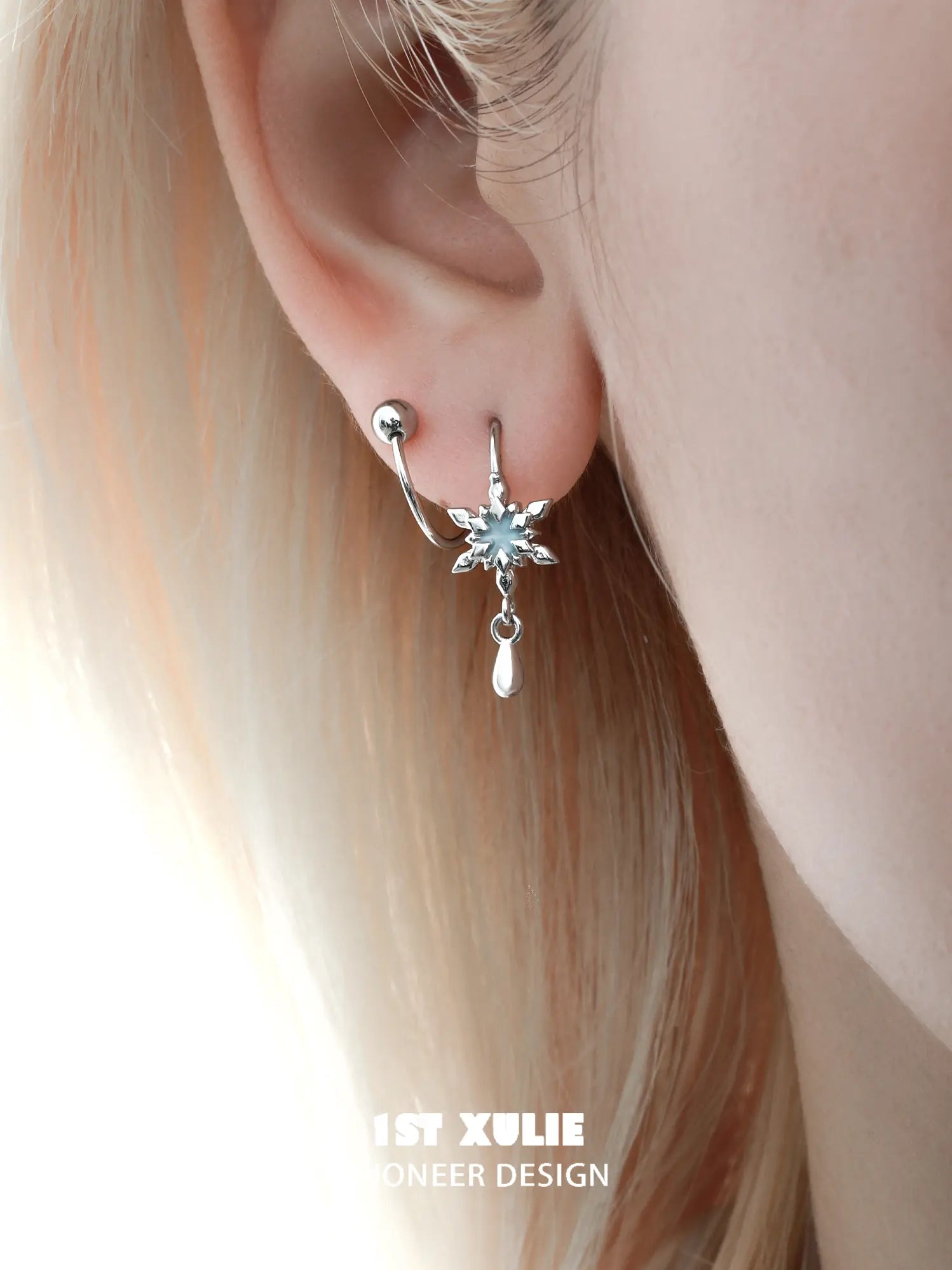 1ST XULIE "Snow Land" Sparkling Snowflake Stud Earrings in Platinum Plated - Texture Detail