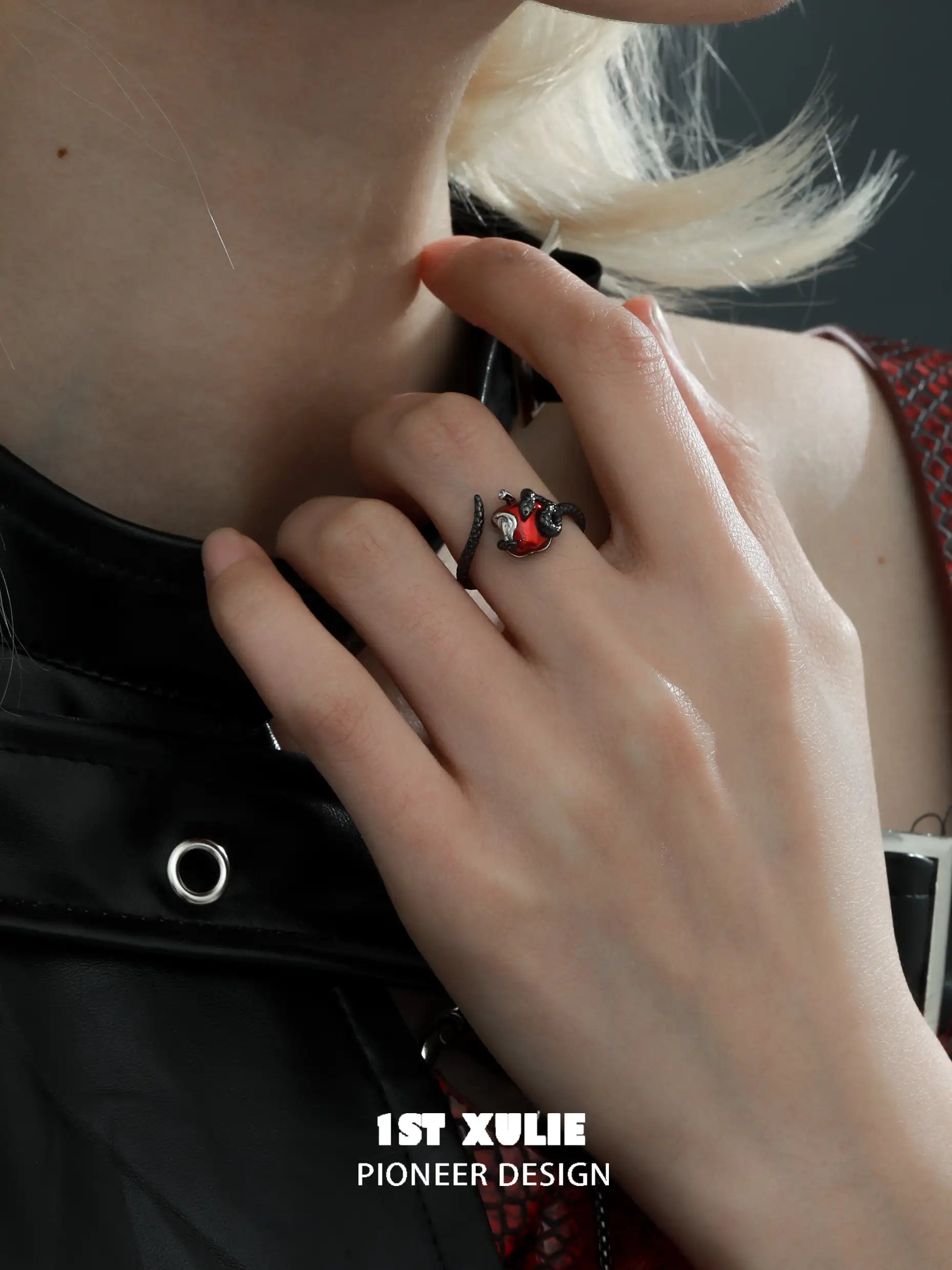 1ST XULIE "Forbidden Love" Viper's Apple Snake Ring in 925 Sterling Silver - Detail Shot