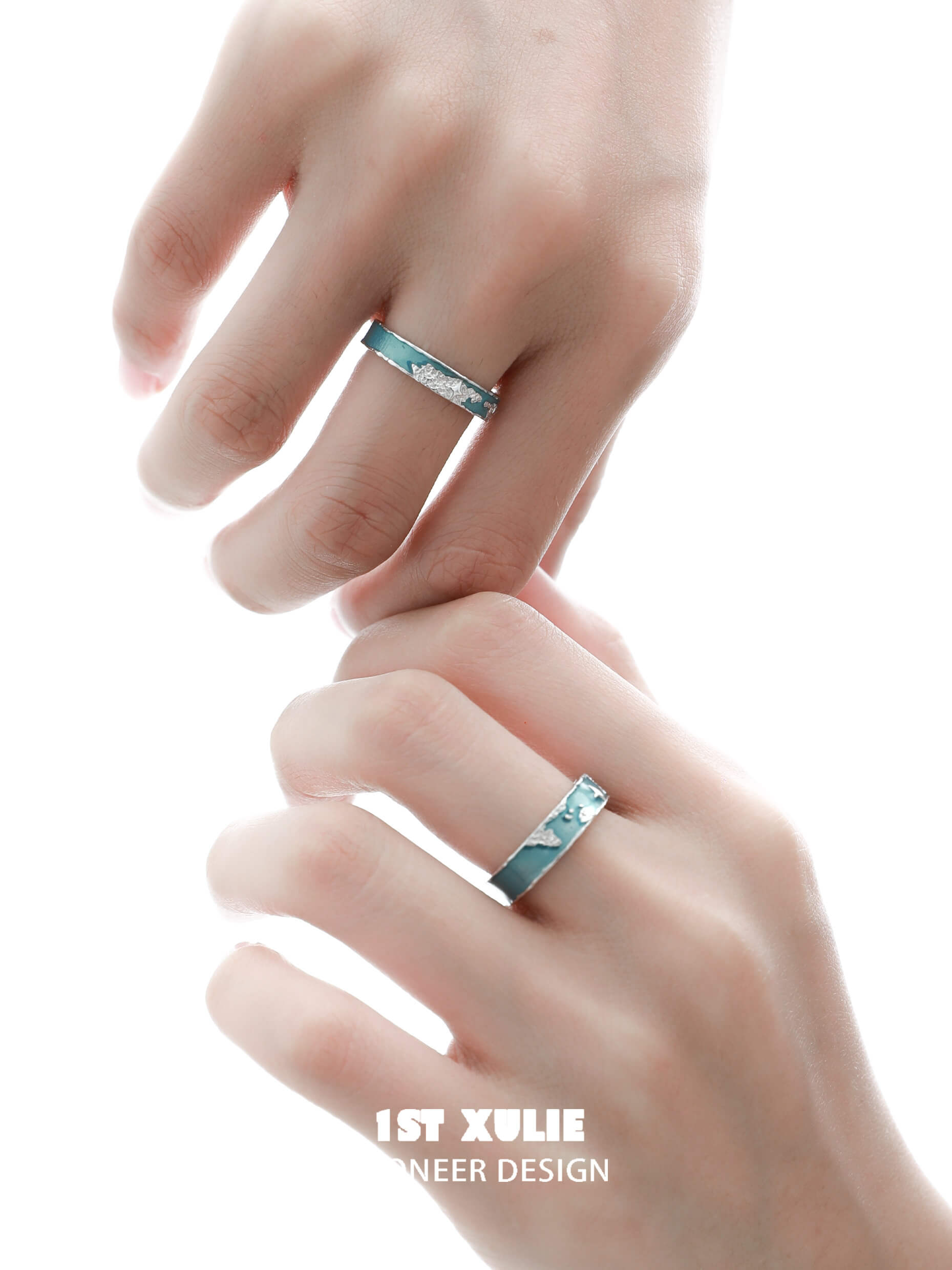 1ST XULIE "The Sea" World Map Couple's Rings in 925 Sterling Silver - Close-up On Model