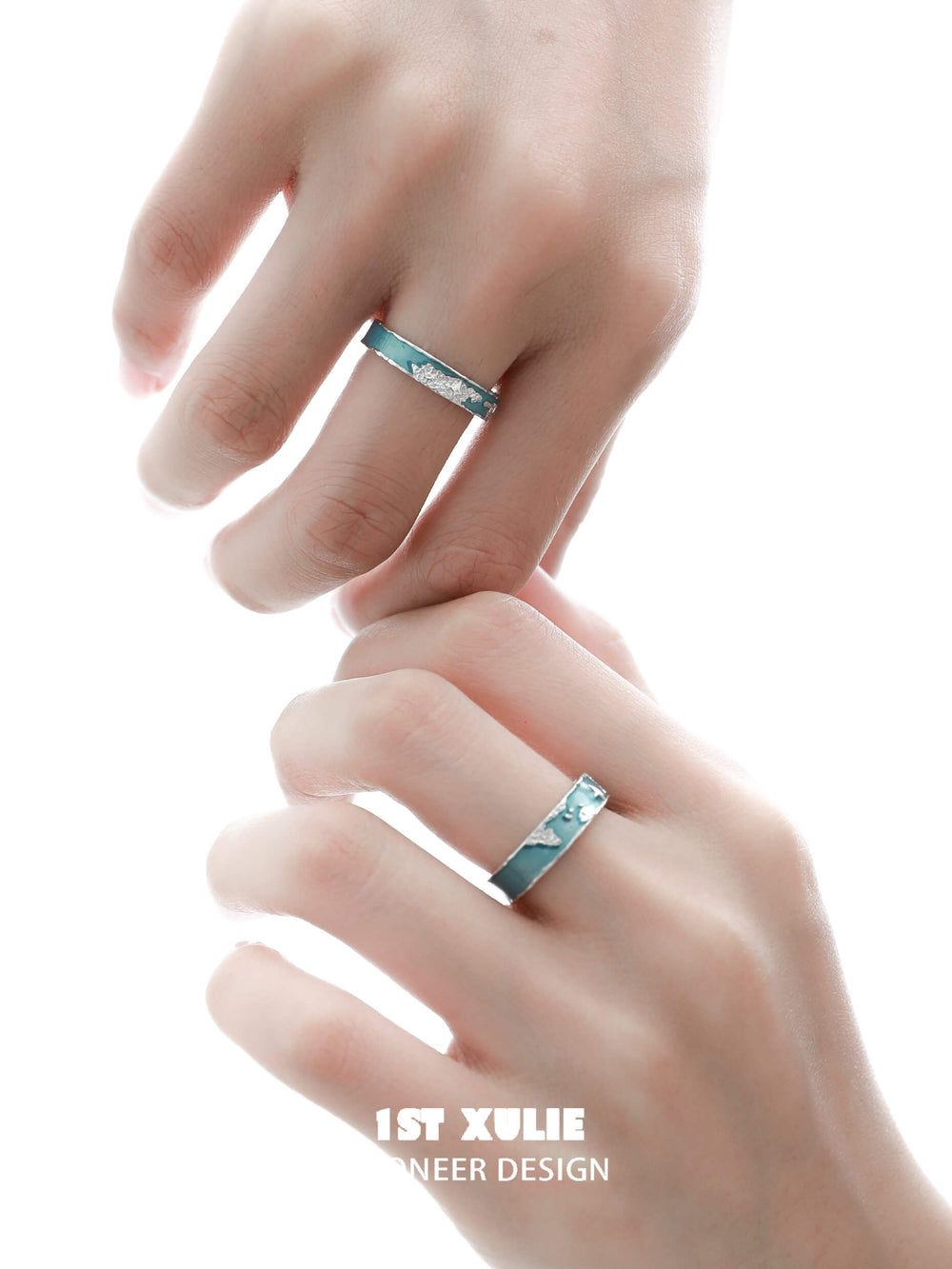 1ST XULIE "The Sea" World Map Couple's Rings in 925 Sterling Silver - Close-up On Model