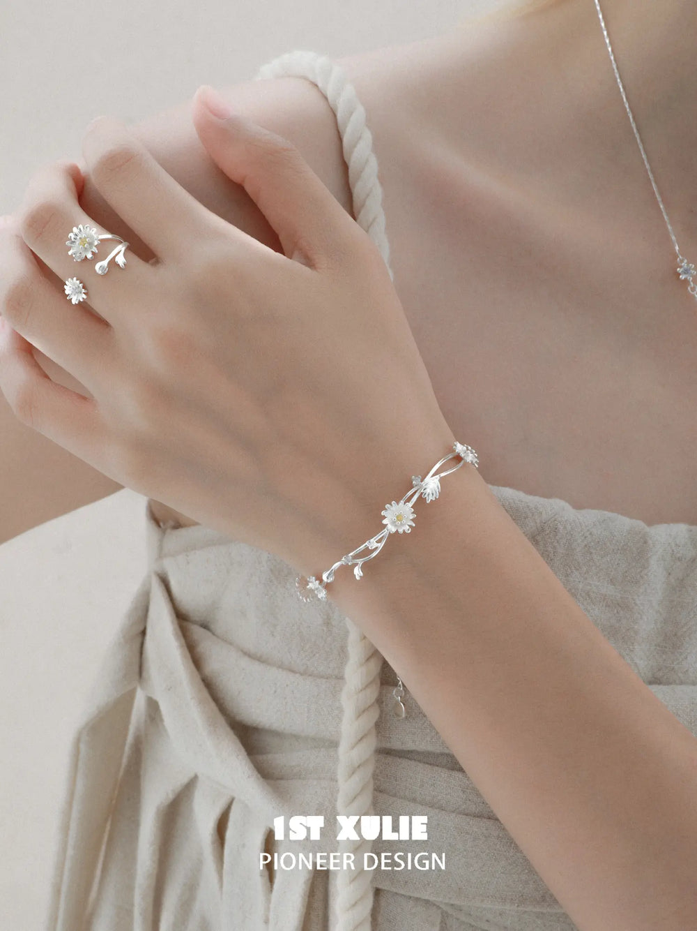 1ST XULIE Jewelry "DAISY" Dewdrop Daisy Ring in 925 Sterling Silver - Detail Shot