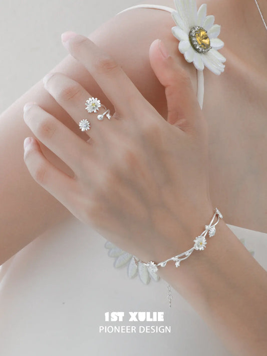 1ST XULIE Jewelry "DAISY" Dewdrop Daisy Ring in 925 Sterling Silver - Lifestyle Shot