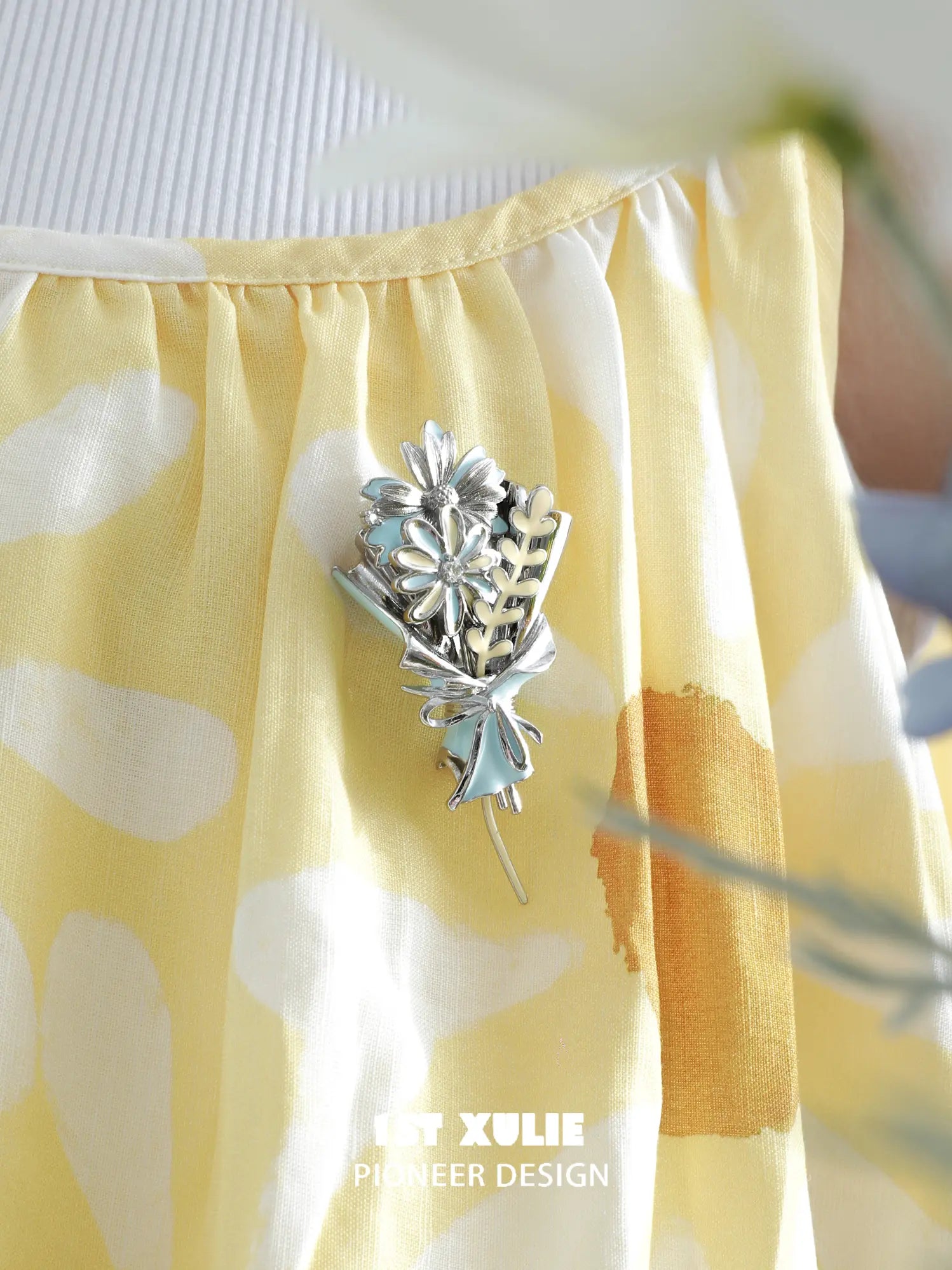 1ST XULIE Jewelry "DAISY" Enamel Daisy Brooch in Brass - Product View