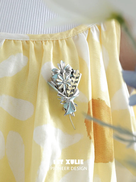 1ST XULIE Jewelry "DAISY" Enamel Daisy Brooch in Brass - Product View