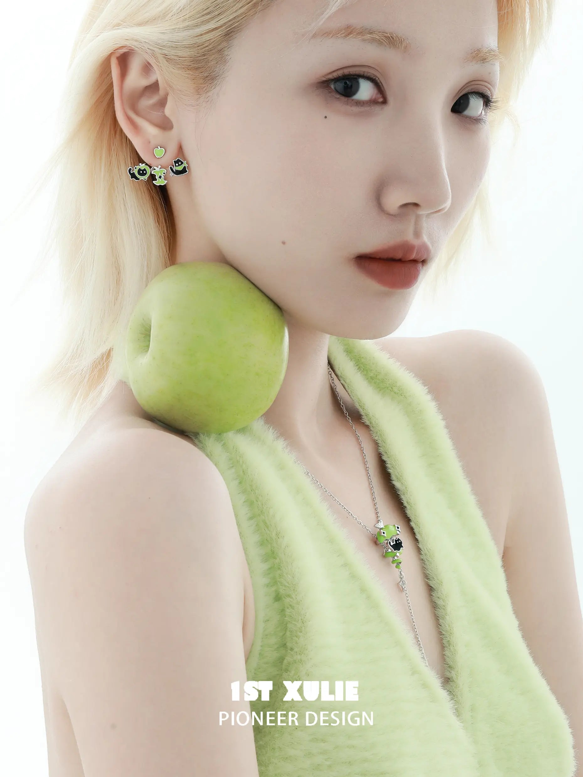 큐티즈 애플랜드 키튼 &amp; 퍼피 18k 플래티넘 도금 사이클론 애플 목걸이™
