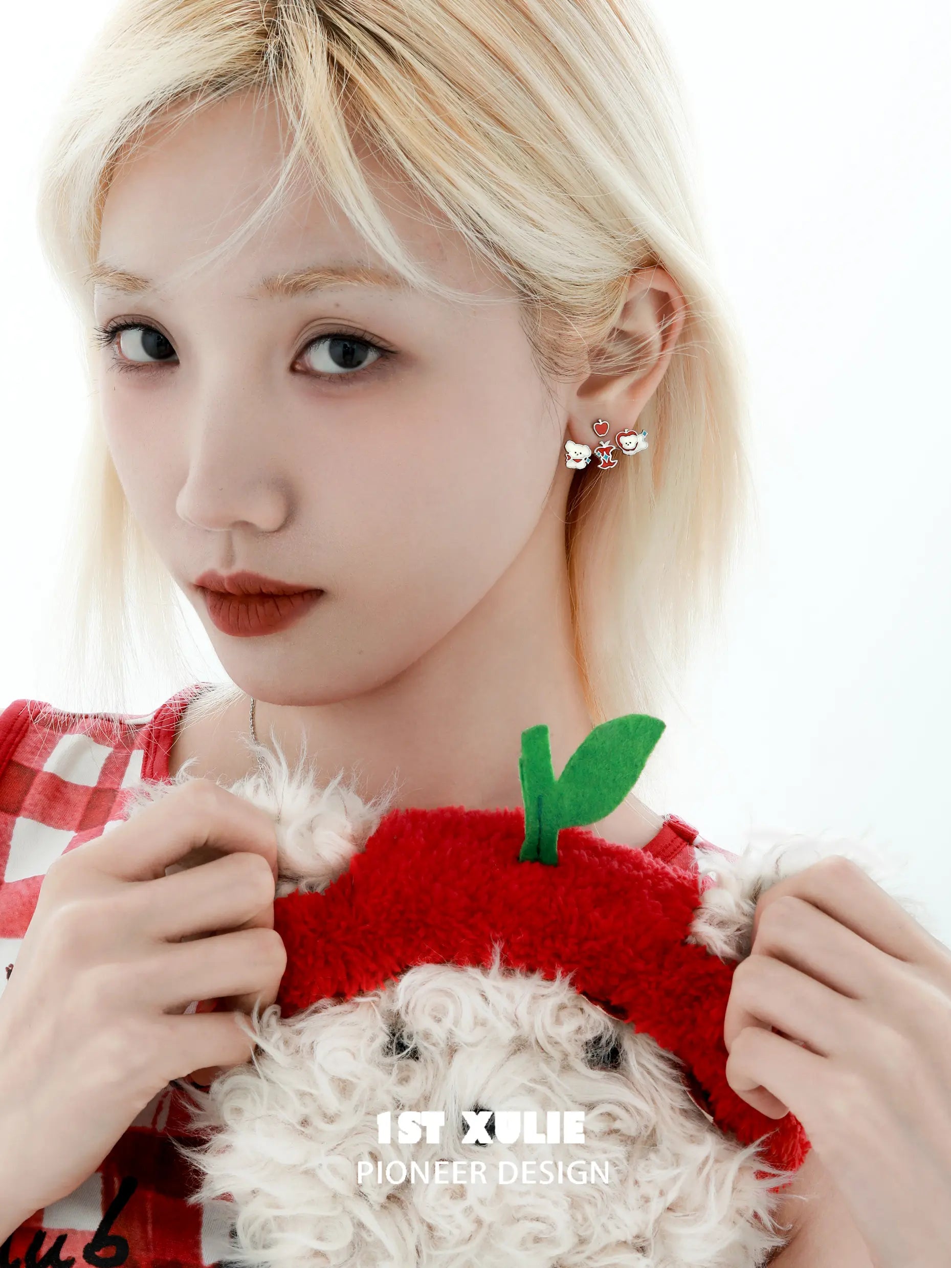 큐티즈 애플랜드 키튼 &amp; 퍼피 애플 코어 18k 플래티넘 도금 스터드 귀걸이™