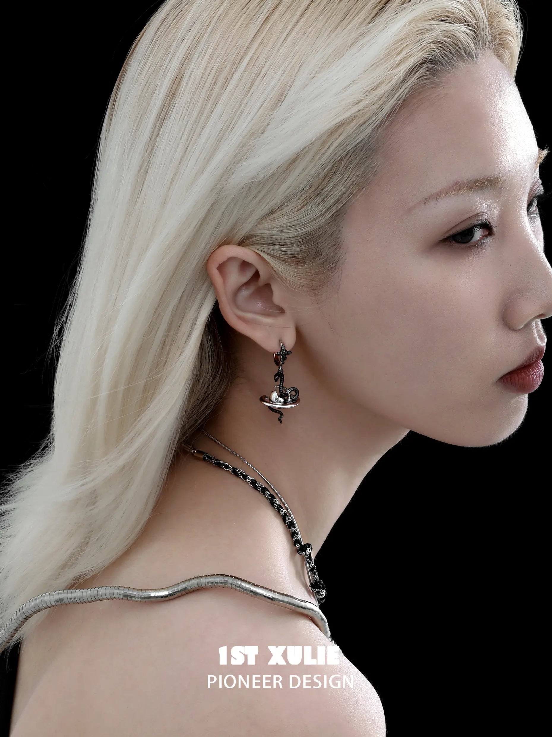 스네이크 바이트 화이트 × 블랙 18k 플래티넘 도금 펜던트 귀걸이™