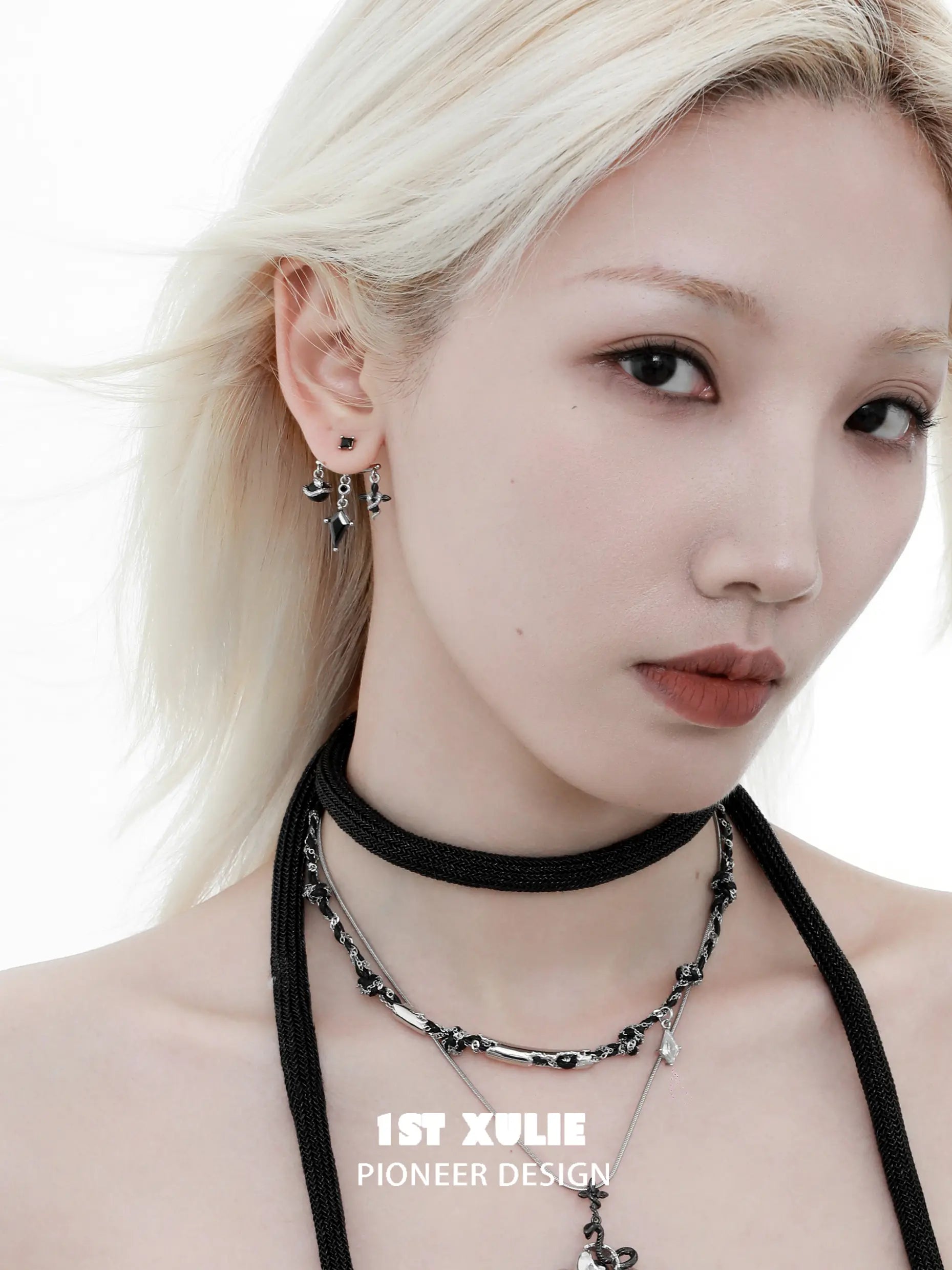 스네이크 바이트 화이트 × 블랙 세르펜트 18k 플래티넘 도금 스터드 귀걸이™