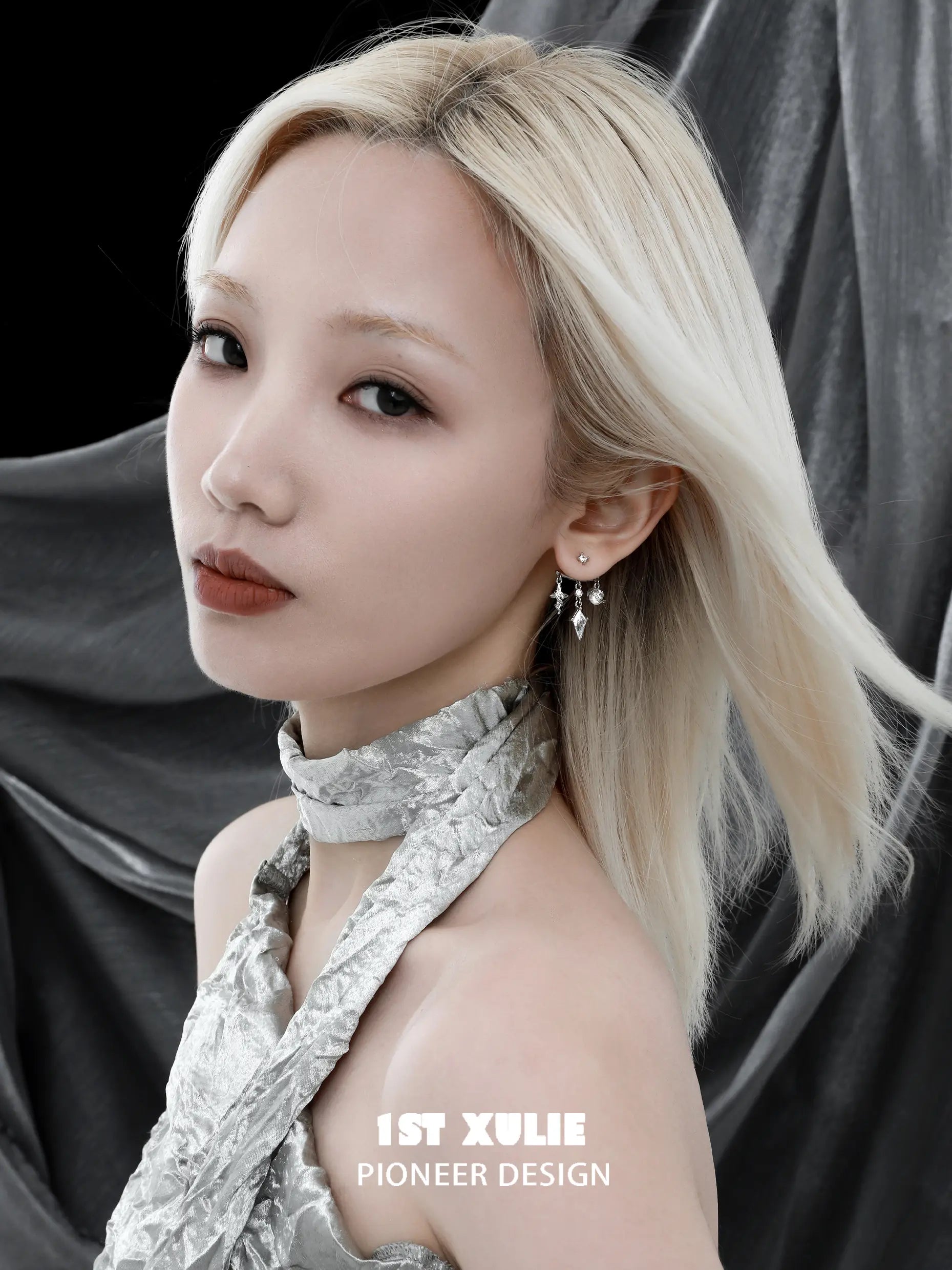 스네이크 바이트 화이트 × 블랙 세르펜트 18k 플래티넘 도금 스터드 귀걸이™