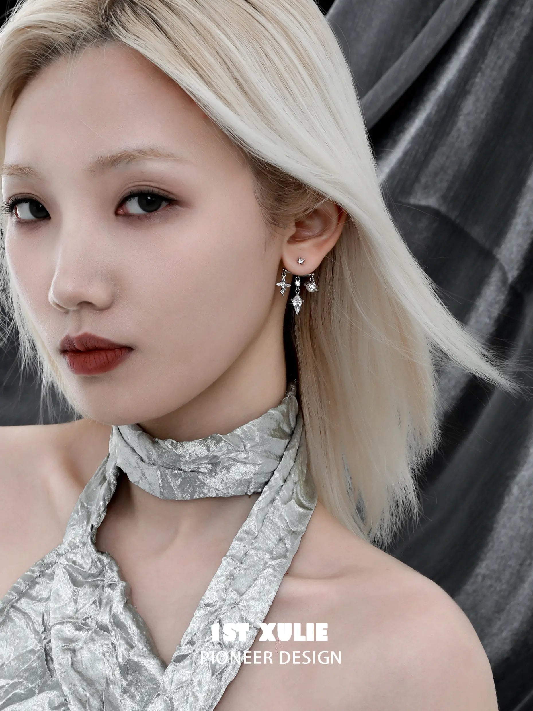 스네이크 바이트 화이트 × 블랙 세르펜트 18k 플래티넘 도금 스터드 귀걸이™