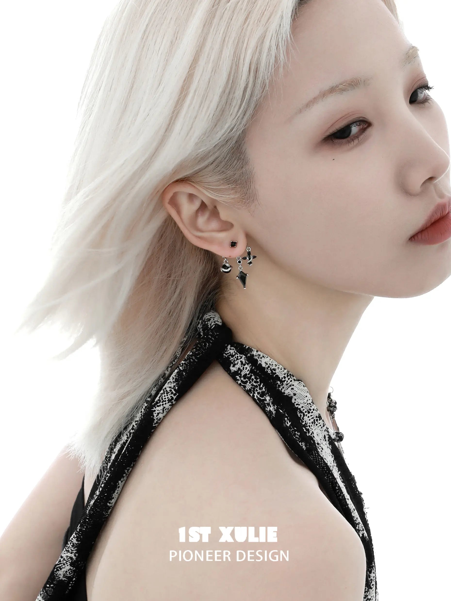 스네이크 바이트 화이트 × 블랙 세르펜트 18k 플래티넘 도금 스터드 귀걸이™