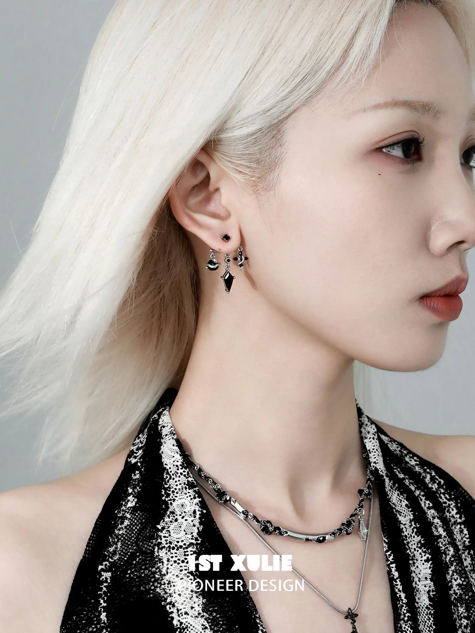 스네이크 바이트 화이트 × 블랙 세르펜트 18k 플래티넘 도금 스터드 귀걸이™