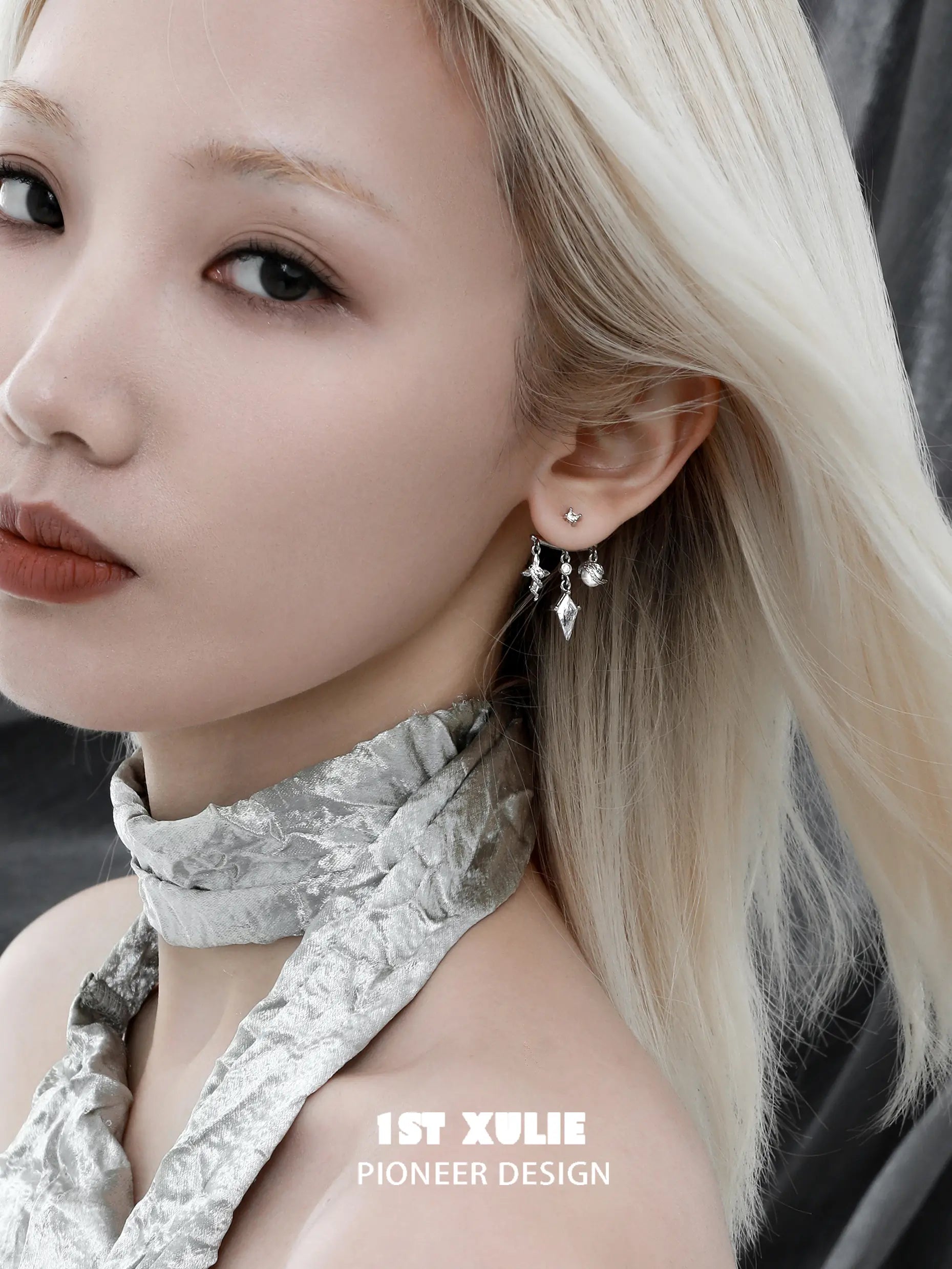 스네이크 바이트 화이트 × 블랙 세르펜트 18k 플래티넘 도금 스터드 귀걸이™