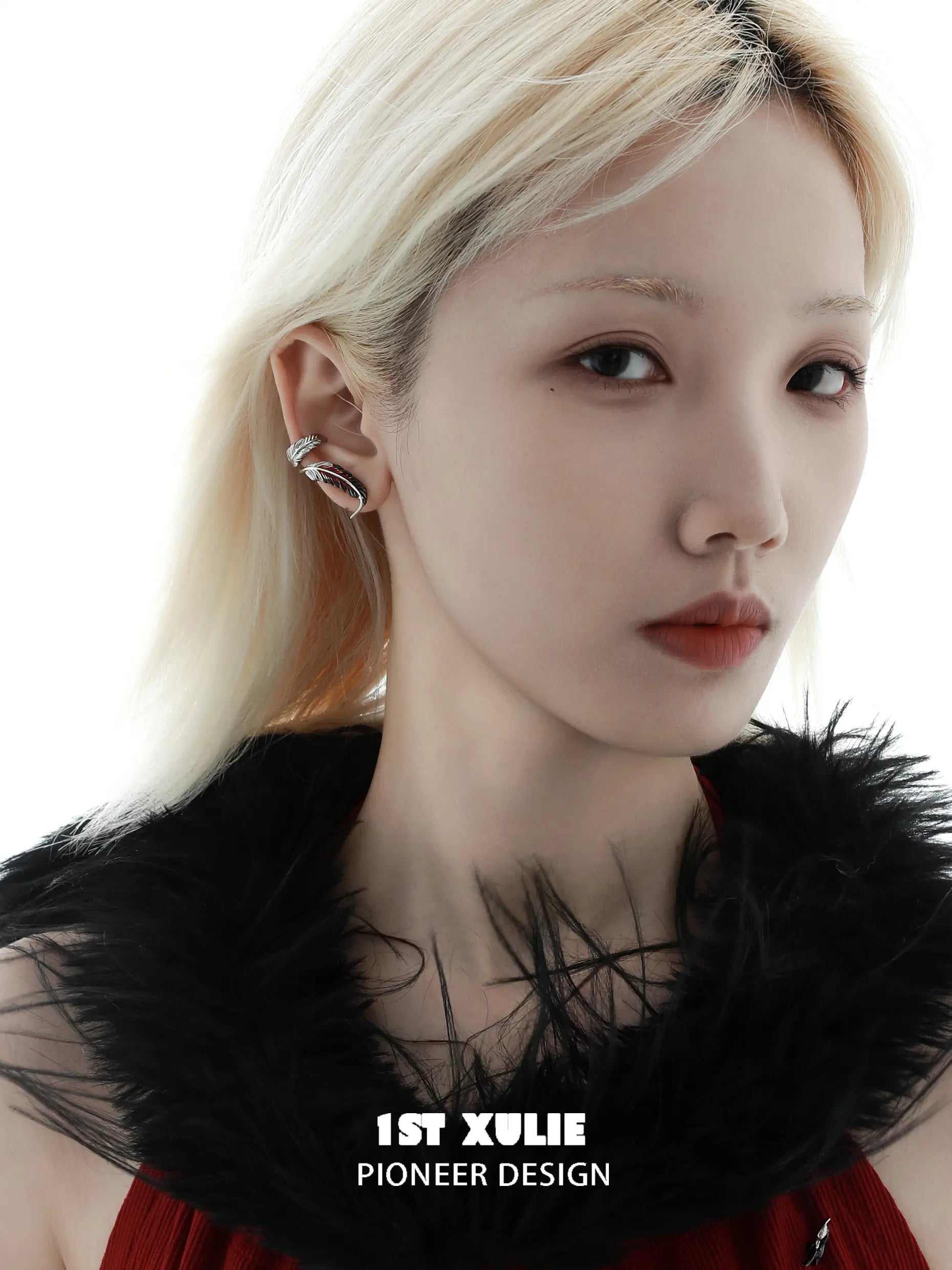 Soaring Cranes 18K 플래티넘 도금 비대칭 깃털 이어커프 이어 클립™