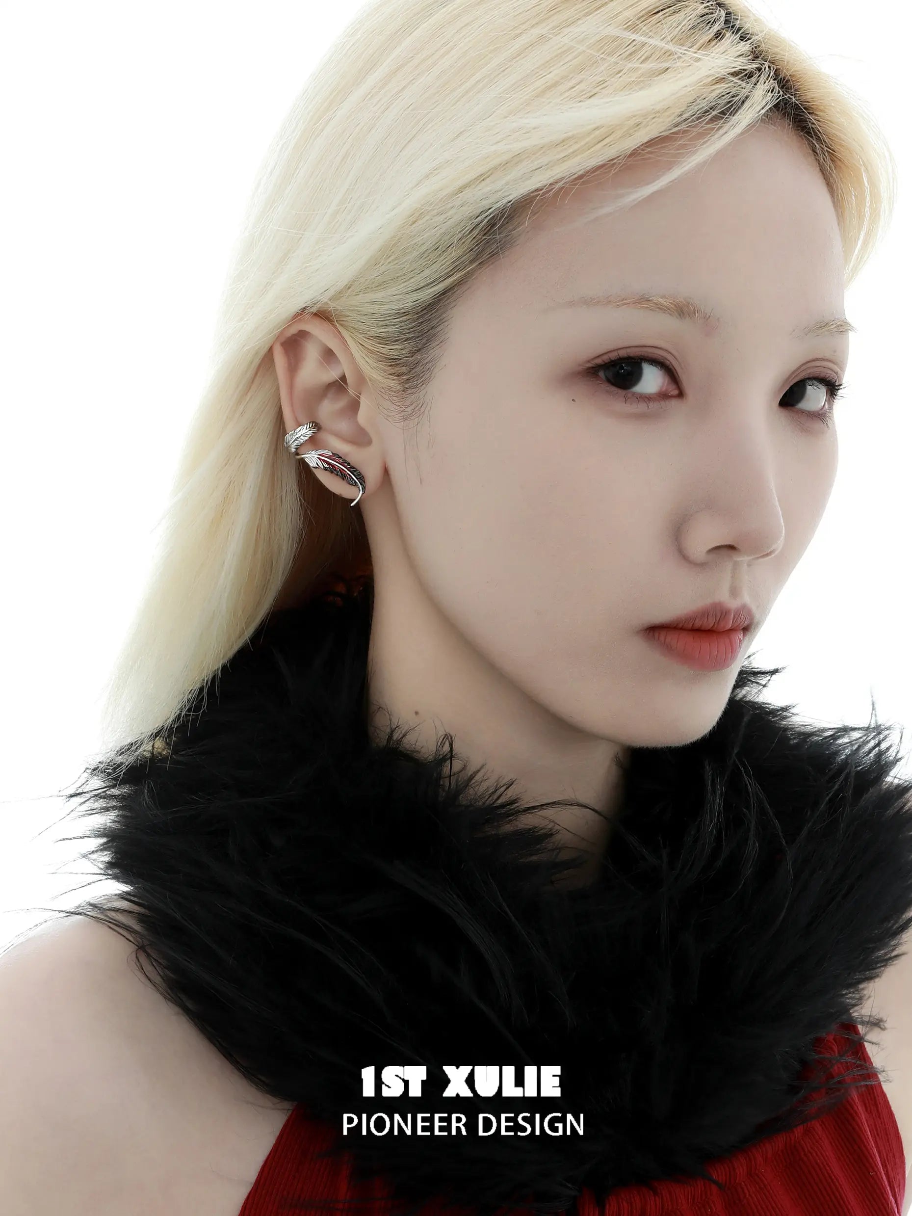 Soaring Cranes 18K 플래티넘 도금 비대칭 깃털 이어커프 이어 클립™