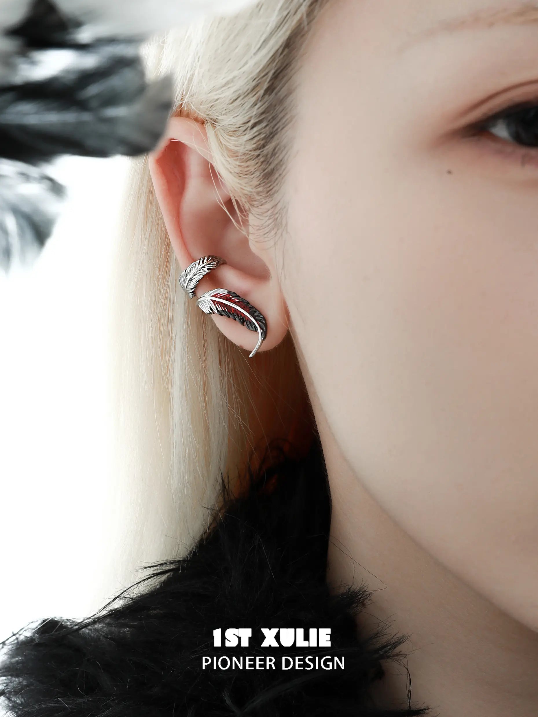 Soaring Cranes 18K 플래티넘 도금 비대칭 깃털 이어커프 이어 클립™