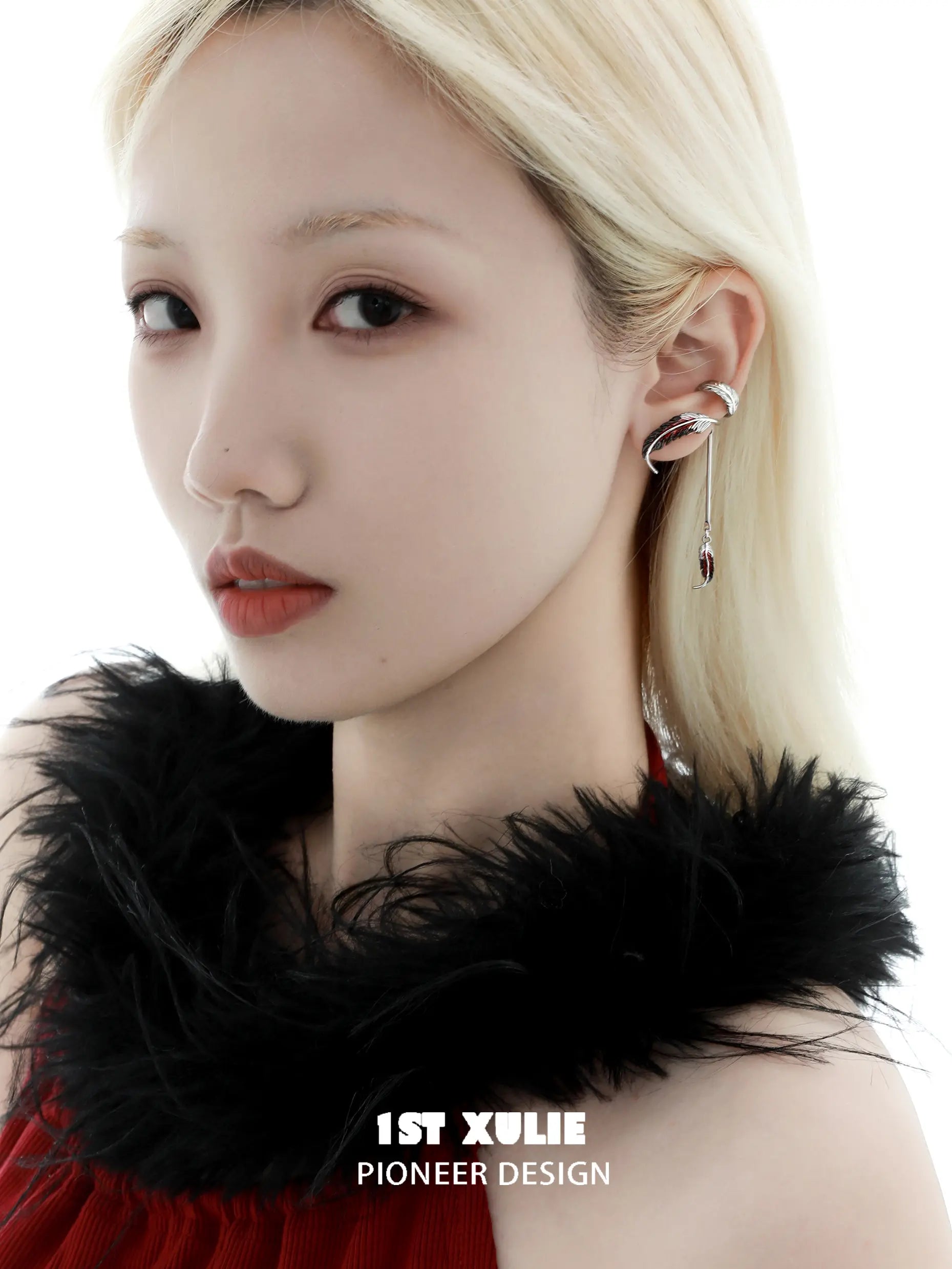Soaring Cranes 18K 플래티넘 도금 비대칭 깃털 이어커프 이어 클립™